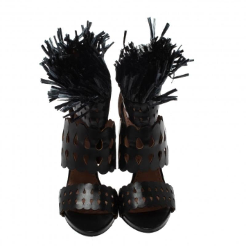 Alaia Sandales en cuir noir et paille à franges découpées Taille 38 Bon état - En vente à Dubai, Al Qouz 2