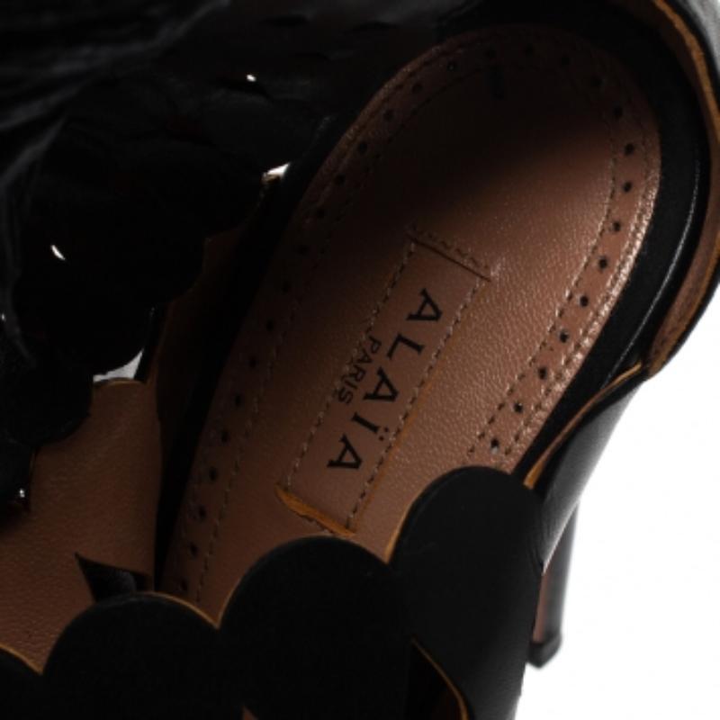 Alaia Sandales en cuir noir et paille à franges découpées Taille 38 Pour femmes en vente
