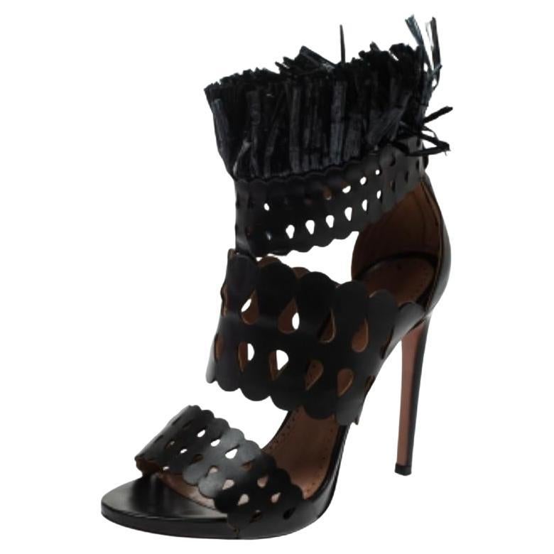 Alaia Sandales en cuir noir et paille à franges découpées Taille 38 en vente
