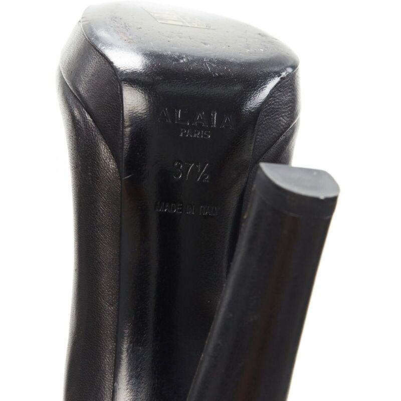 ALAIA bottes à lacets en cuir noir à découpe angulaire sur le devant, à bout en amande et à plateforme, EU37.5 en vente 7