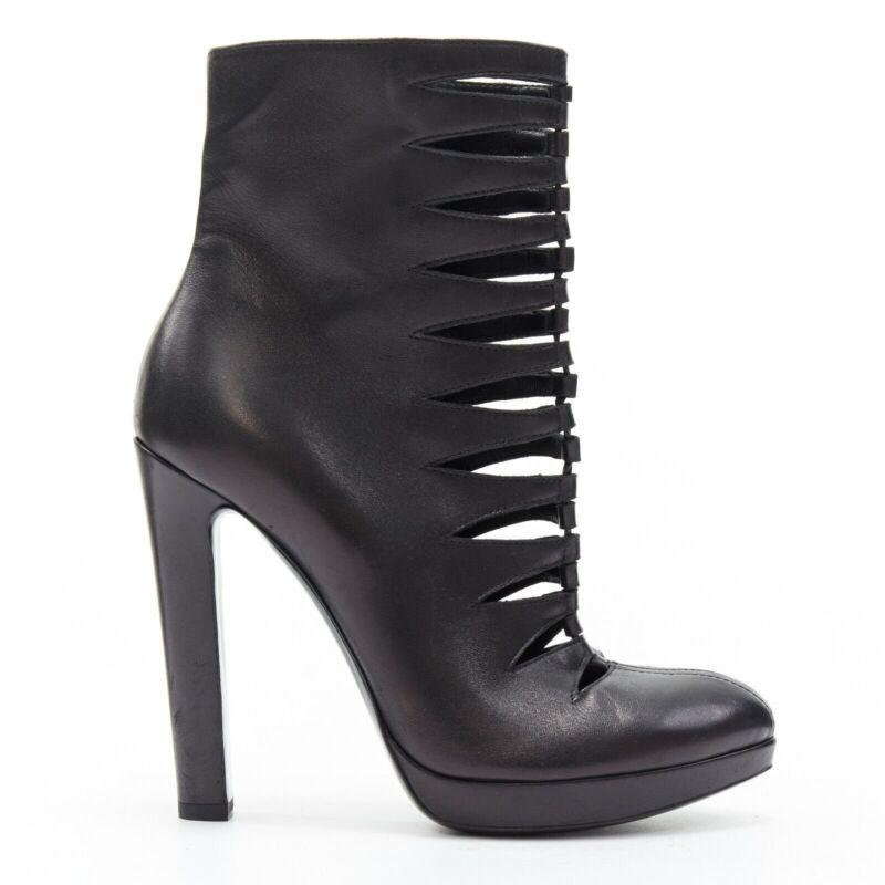 ALAIA black leather angular cut out front almond toe platform ankle boot EU37.5
Reference: TGAS/A03098
Brand: Alaia
Designer: Azzedine Alaia
Material: Leather
Color: Black
Pattern: Solid
Closure: Zip
Extra Details: Black leather upper. Angular cut