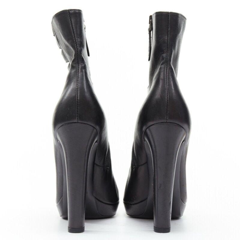 ALAIA bottes à lacets en cuir noir à découpe angulaire sur le devant, à bout en amande et à plateforme, EU37.5 Pour femmes en vente