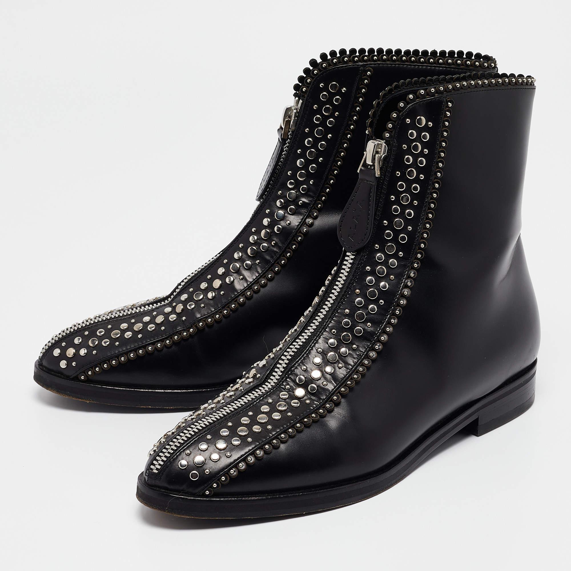 Conception méticuleuse d'une silhouette élégante.  Ces bottes sont très élégantes. Elles sont dotées de semelles intérieures confortables et de semelles extérieures durables pour vous durer toute la vie. Ces bottes sont tout simplement incroyables 