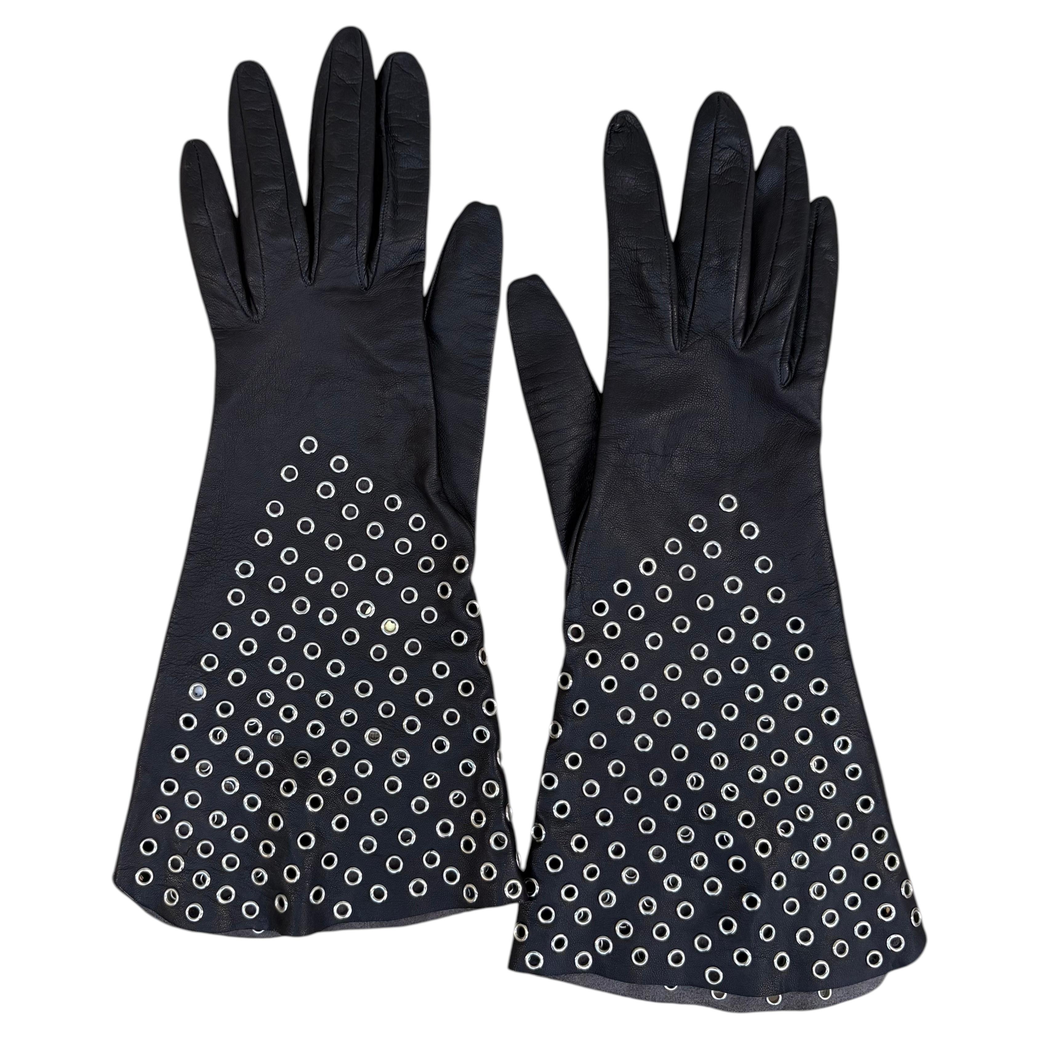 Guantes de cuero negro de Alaïa con remaches plateados, 1981 en venta