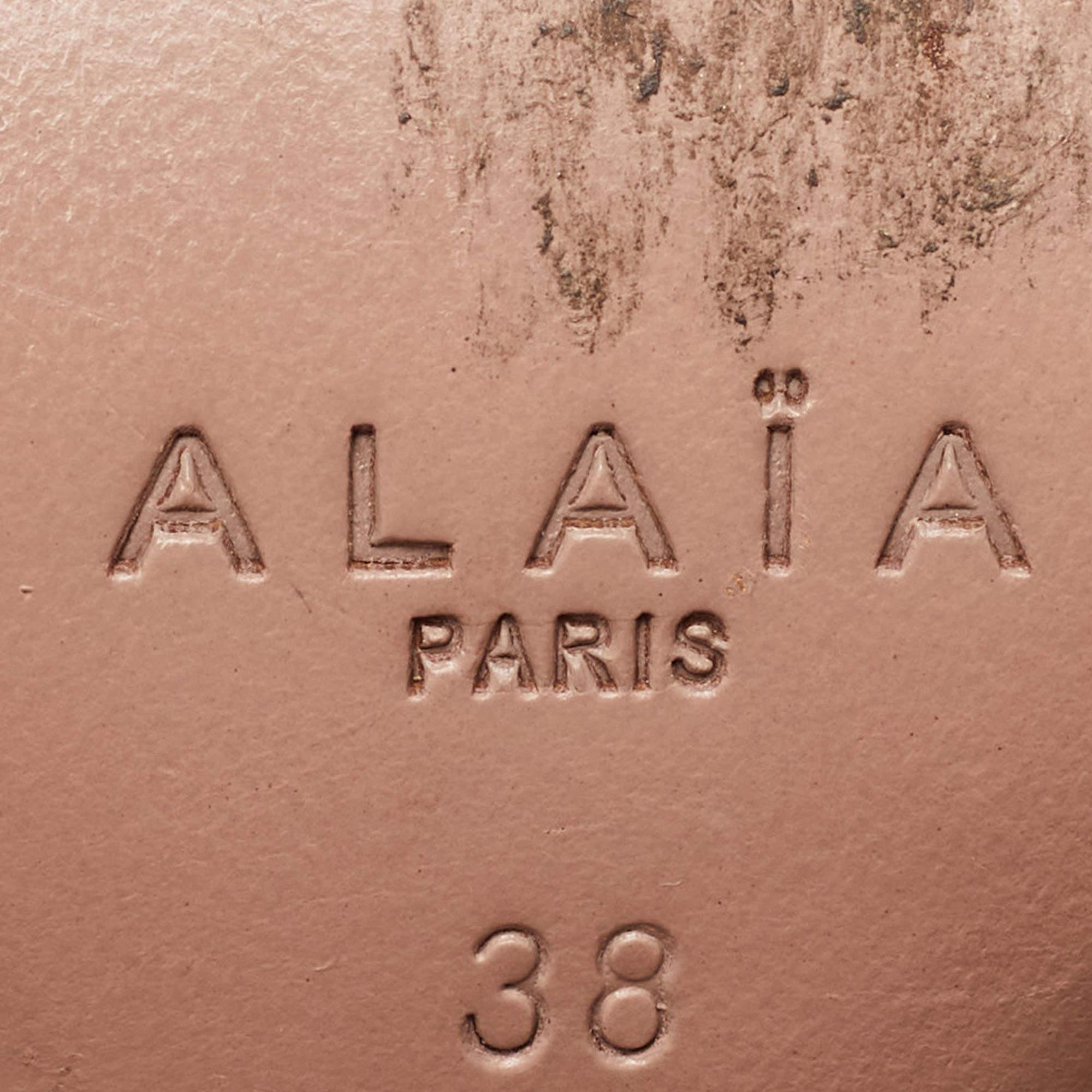Bombas D'Orsay de piel negra con detalle metálico Alaia talla 38 en venta 4