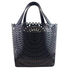 Alaia Bolso Mina de piel negra con corte láser festoneado