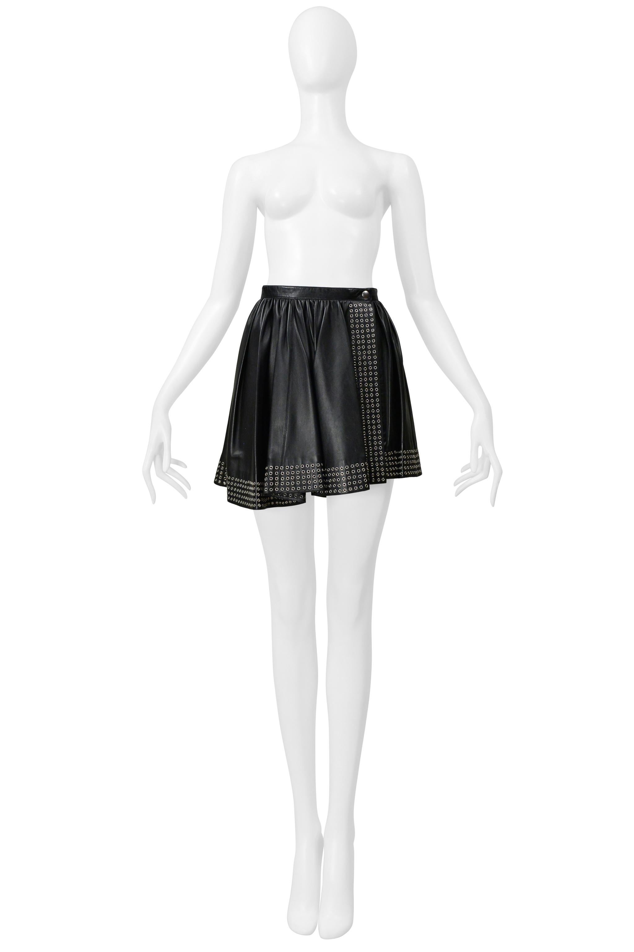 Resurrection Vintage bietet einen schwarzen Lederminirock von Azzedine Alaia mit doppeltem Schnappverschluss, silberfarbenen Ösen, einem gerafften, runden Rock und einer asymmetrischen Minilänge. 


Azzedine Alaia 
Größe: 38
Stoff: 100% Lammfell.