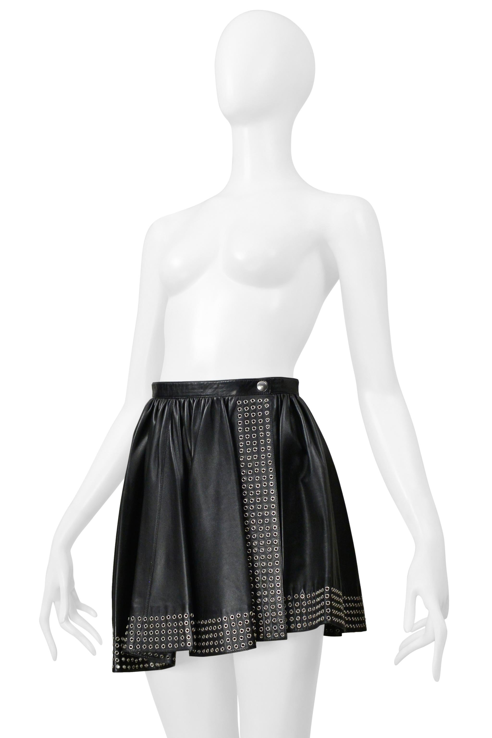Alaia Schwarzer Leder Minirock mit Ösen 2014 im Zustand „Hervorragend“ im Angebot in Los Angeles, CA