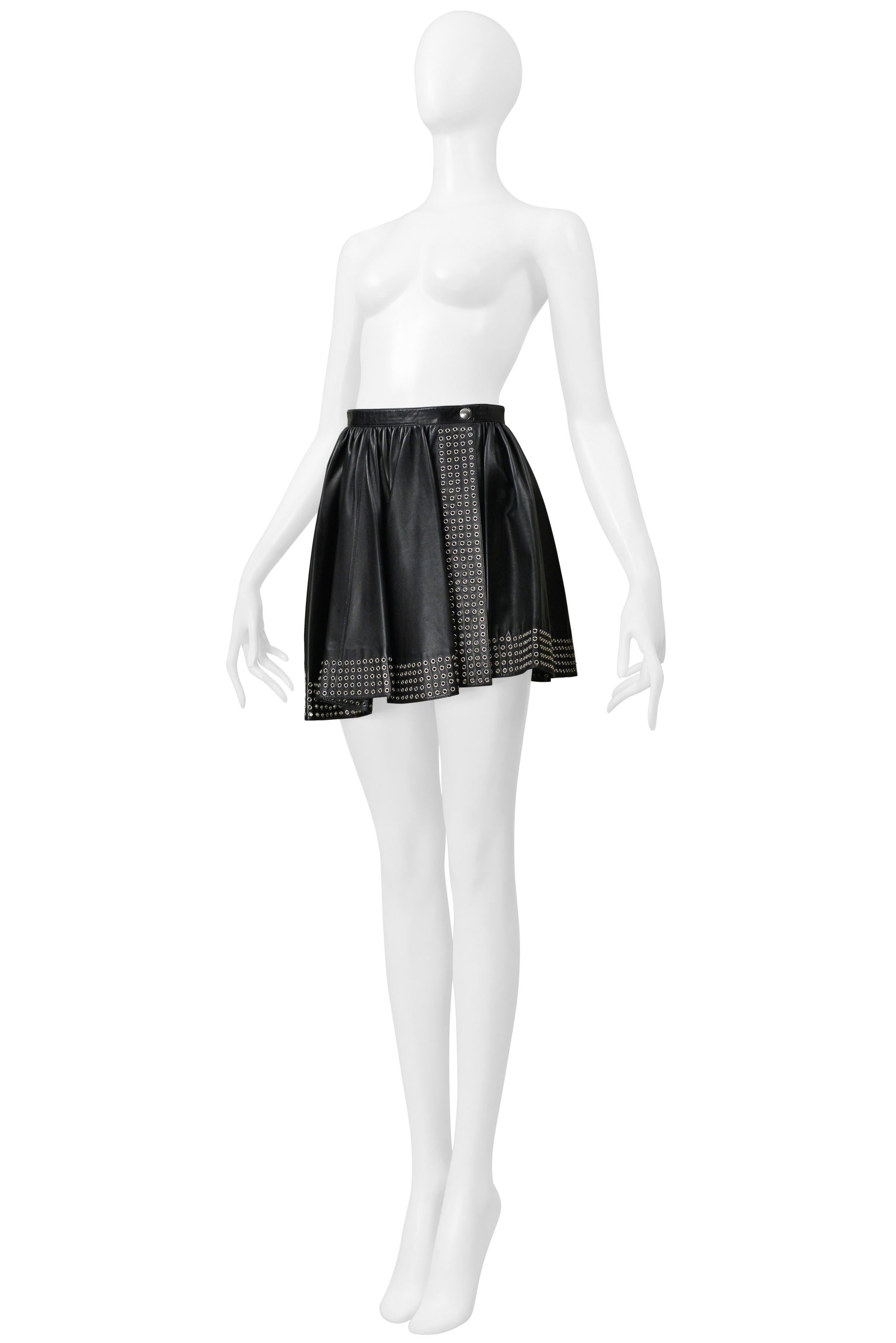 Alaia Schwarzer Leder Minirock mit Ösen 2014 Damen im Angebot