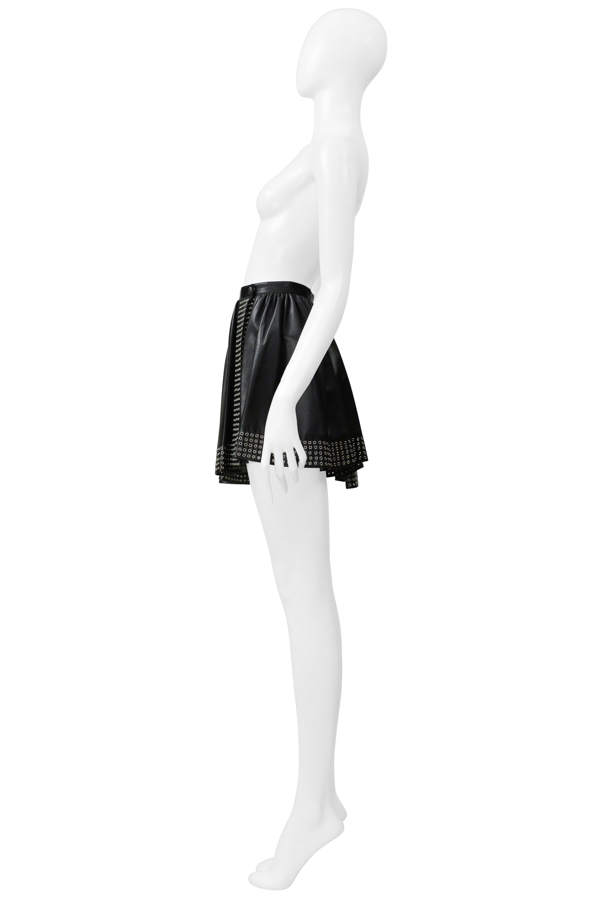 Alaia Schwarzer Leder Minirock mit Ösen 2014 im Angebot 2