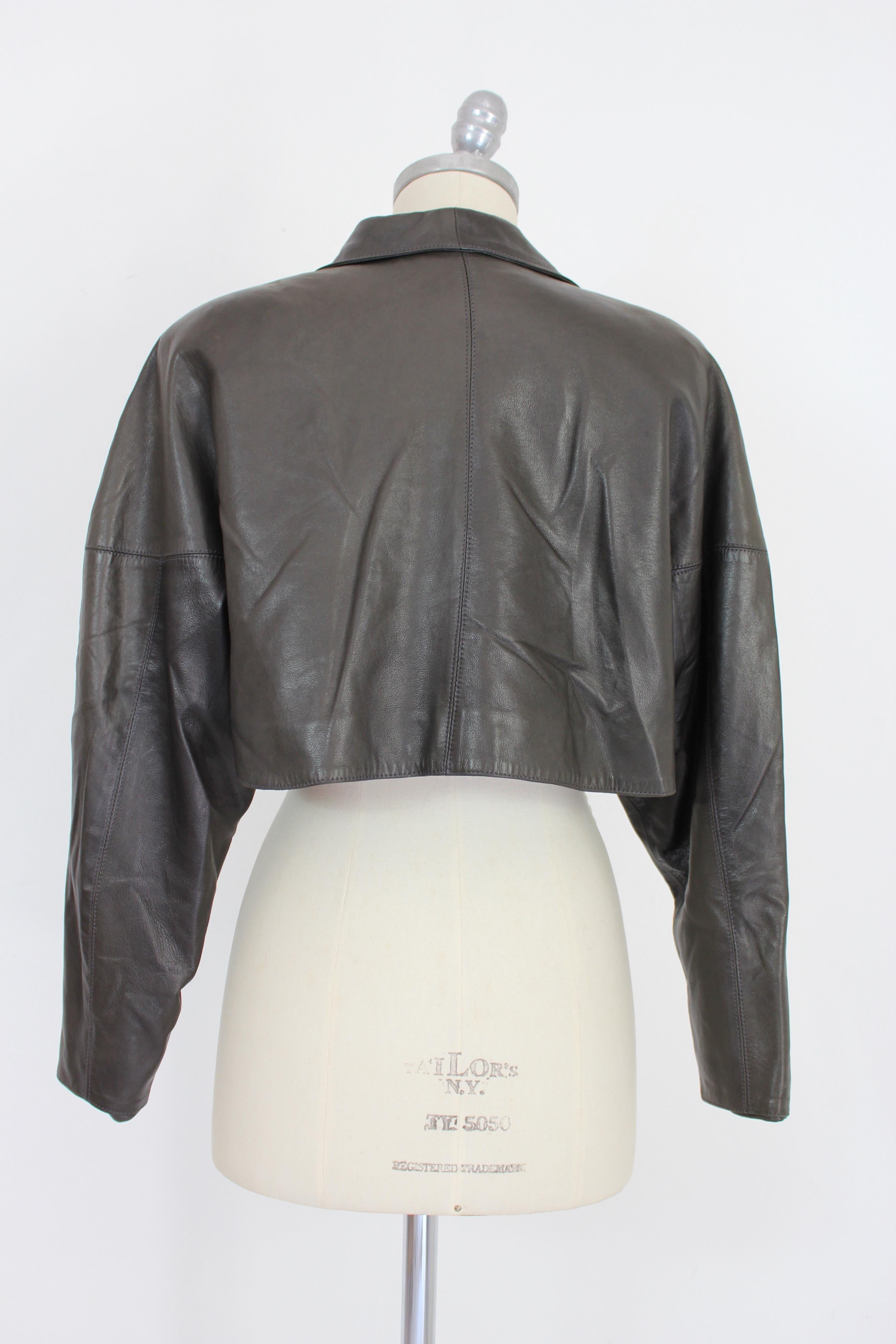 La veste en cuir Azzedine Alaia est une pièce emblématique du vintage des années 1980. Cette veste de style boléro est fabriquée en cuir souple de haute qualité et présente un design noir élégant, à la fois intemporel et polyvalent. Avec ses lignes