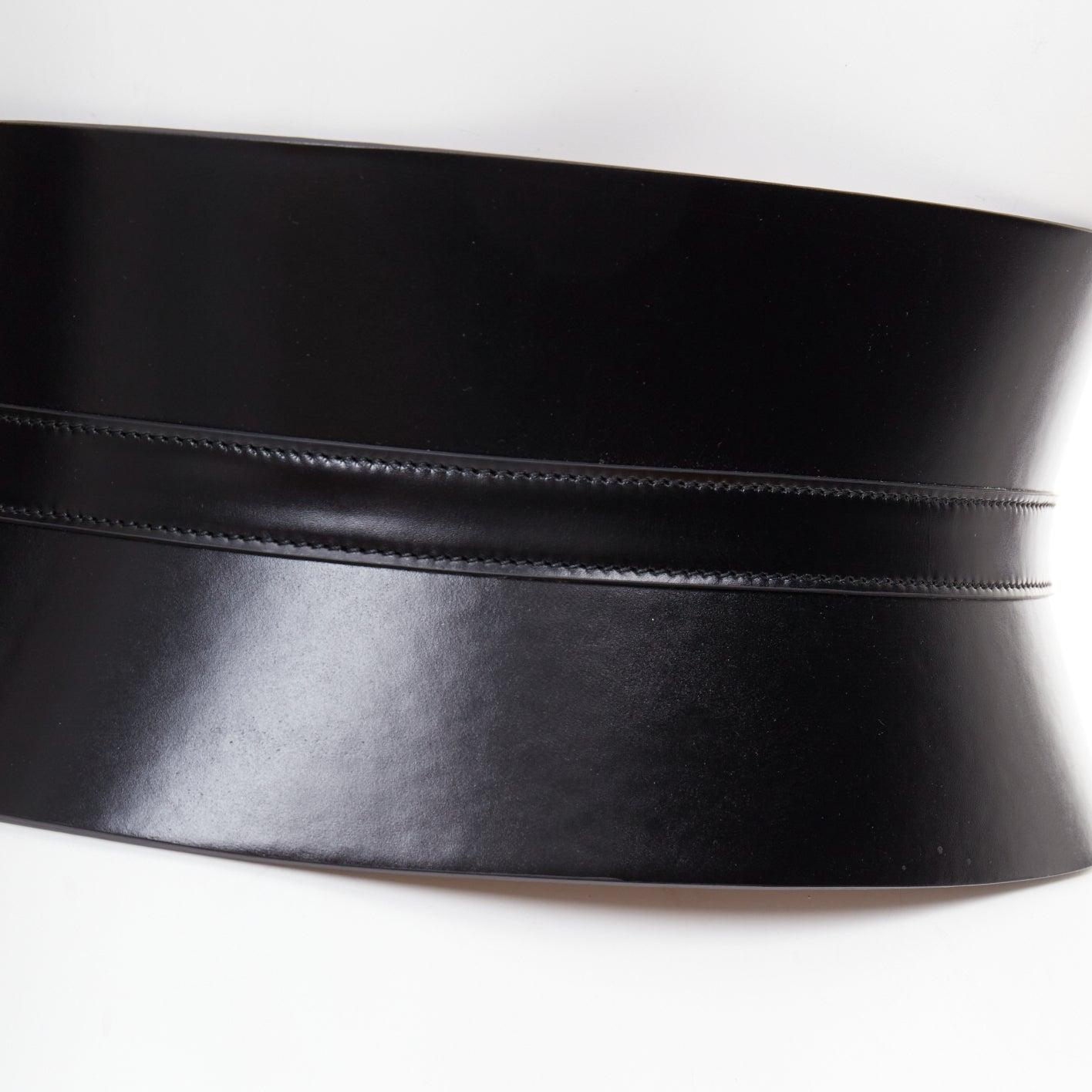 ALAIA cintura in pelle nera con chiusura sottile, ampia e dichiarata, 65cm in vendita 1