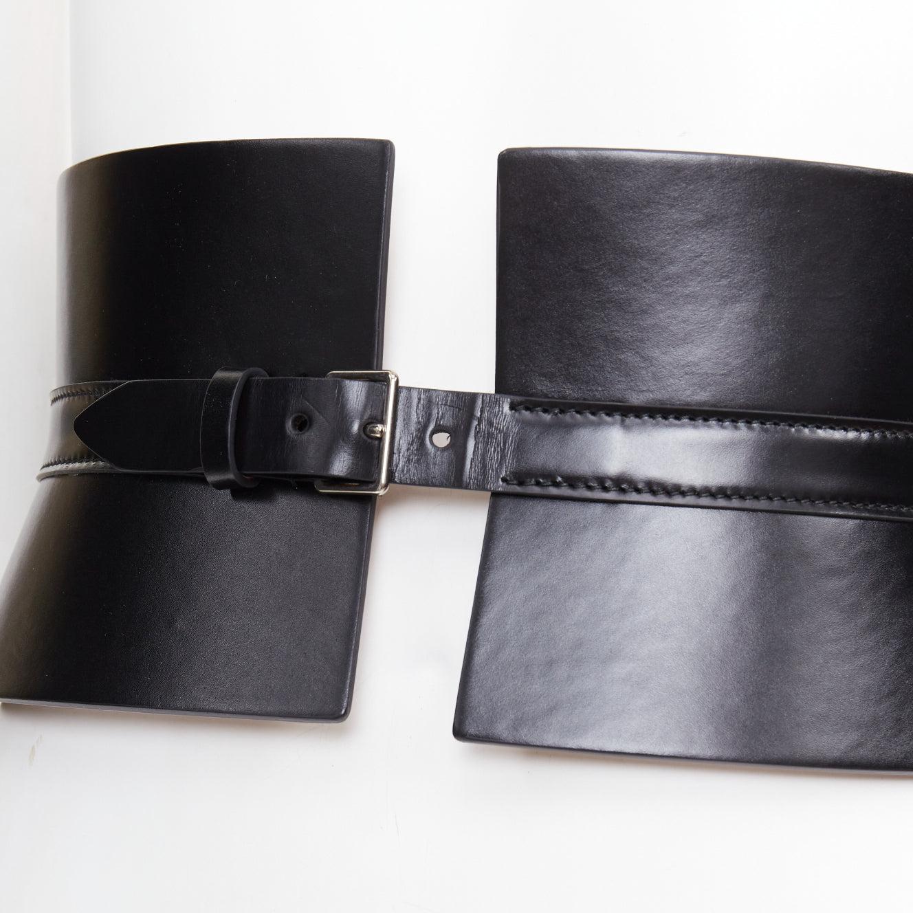 ALAIA cintura in pelle nera con chiusura sottile, ampia e dichiarata, 65cm in vendita 2