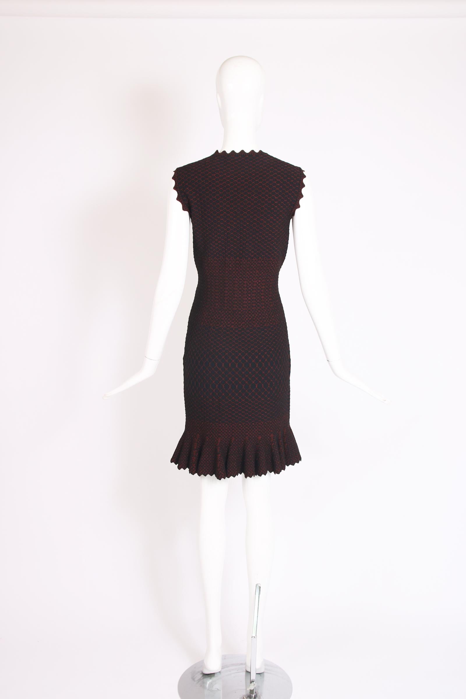 Alaia Schwarzes & metallisch-rotes Bodycon-Minikleid mit Gittermuster und geknöpftem Saum 1