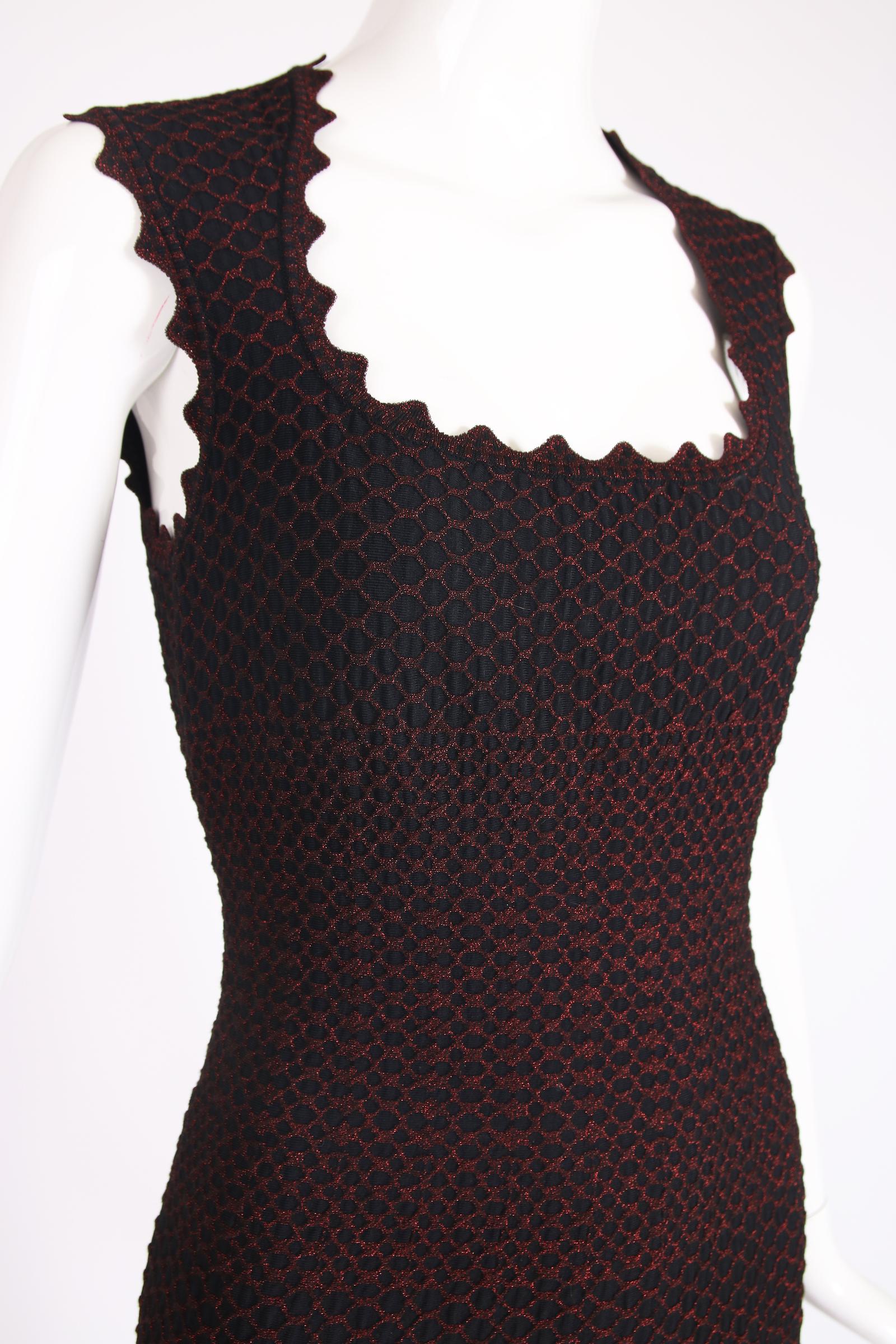 Alaia Schwarzes & metallisch-rotes Bodycon-Minikleid mit Gittermuster und geknöpftem Saum im Zustand „Hervorragend“ in Studio City, CA