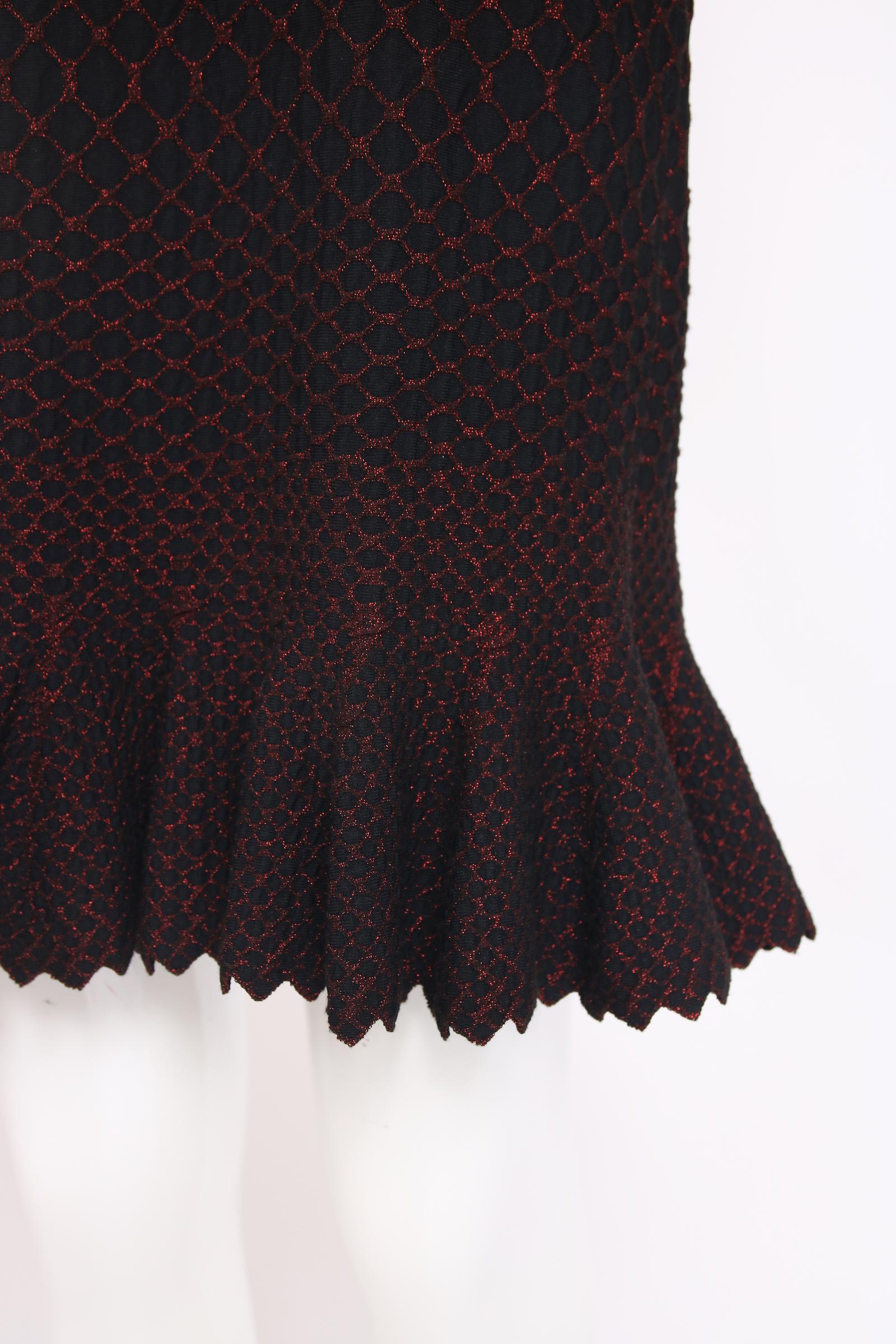 Alaia Schwarzes & metallisch-rotes Bodycon-Minikleid mit Gittermuster und geknöpftem Saum Damen