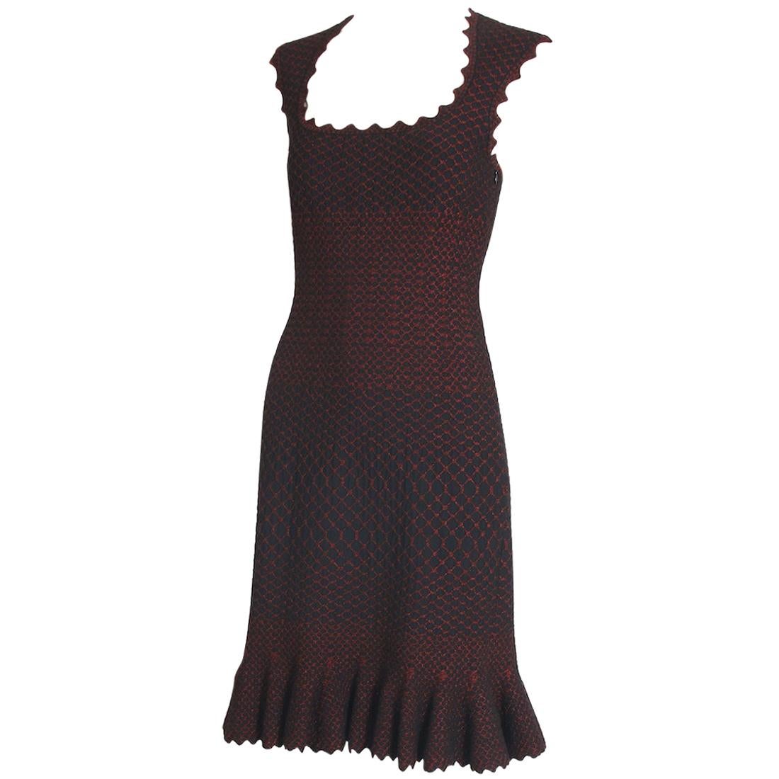 Schwarz-metallic-rotes, ärmelloses, knielanges Bodycon-Kleid von Azzedine Alaia mit Volants am Saum und Rüschenbesatz an Ausschnitt, Armausschnitt und Saum. In ausgezeichnetem Zustand - Größenangabe 40. Der Stoff ist eine Mischung aus Viskose,