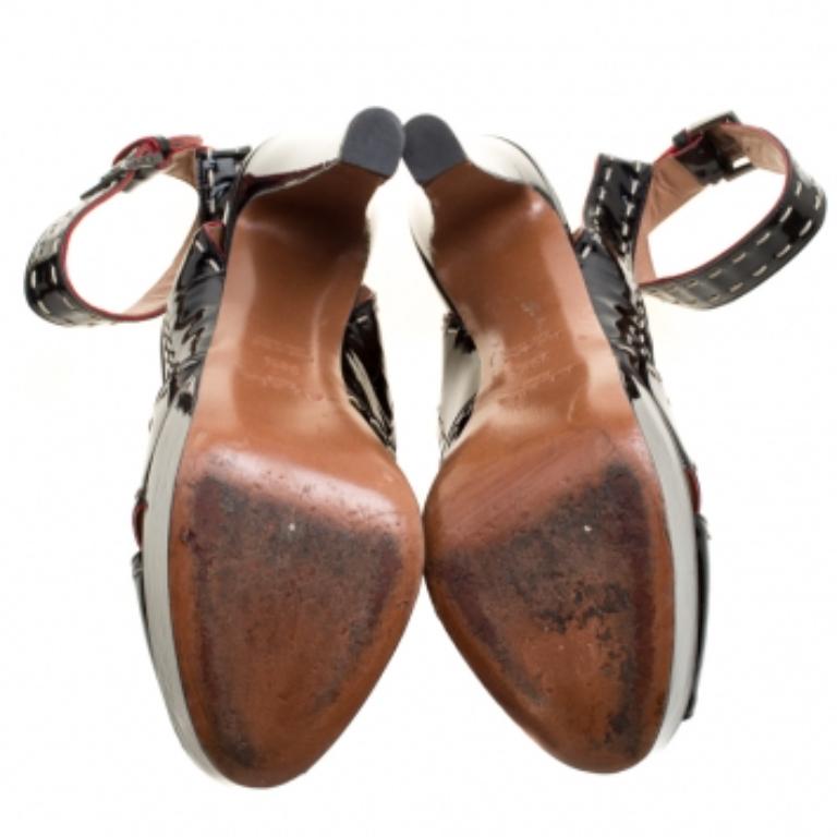 Mit diesen glamourösen Sandalen von Alaia sind Sie bereit für ein besonderes Ereignis! Die schwarzen Schönheiten sind aus Lackleder gefertigt und haben eine Peep-Toe-Silhouette. Sie zeigen sich mit überkreuzten Riemchen mit sauberen Nähten und sind