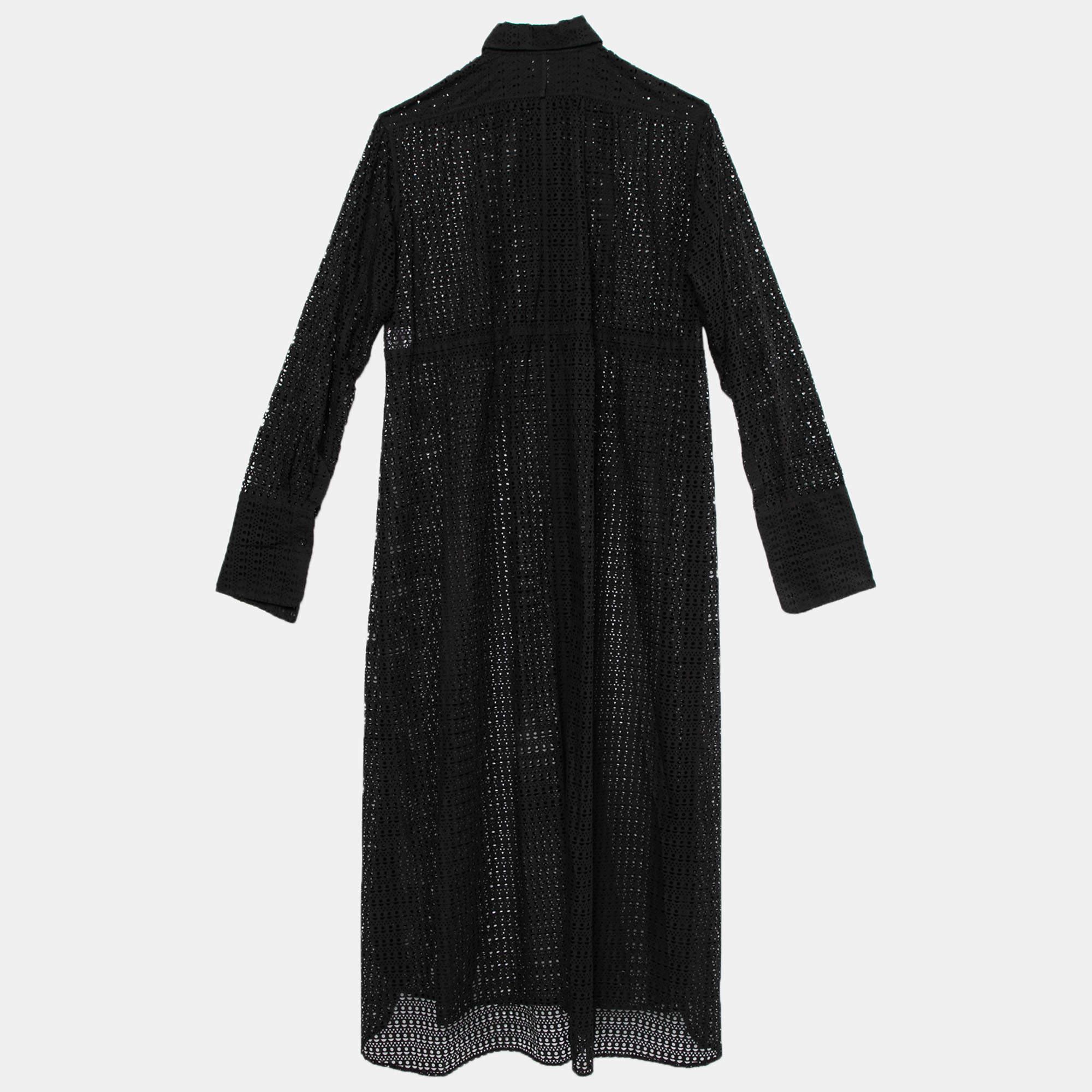 Mit diesem stilvollen Kleid aus dem Hause Alaia setzen Sie ein elegantes Modestatement. Dieses Kleid aus schwarzem, gemustertem Baumwollstoff ist mit lasergeschnittenen Details, Kragen und geknöpften Verschlüssen versehen. Nehmen Sie dieses Kleid
