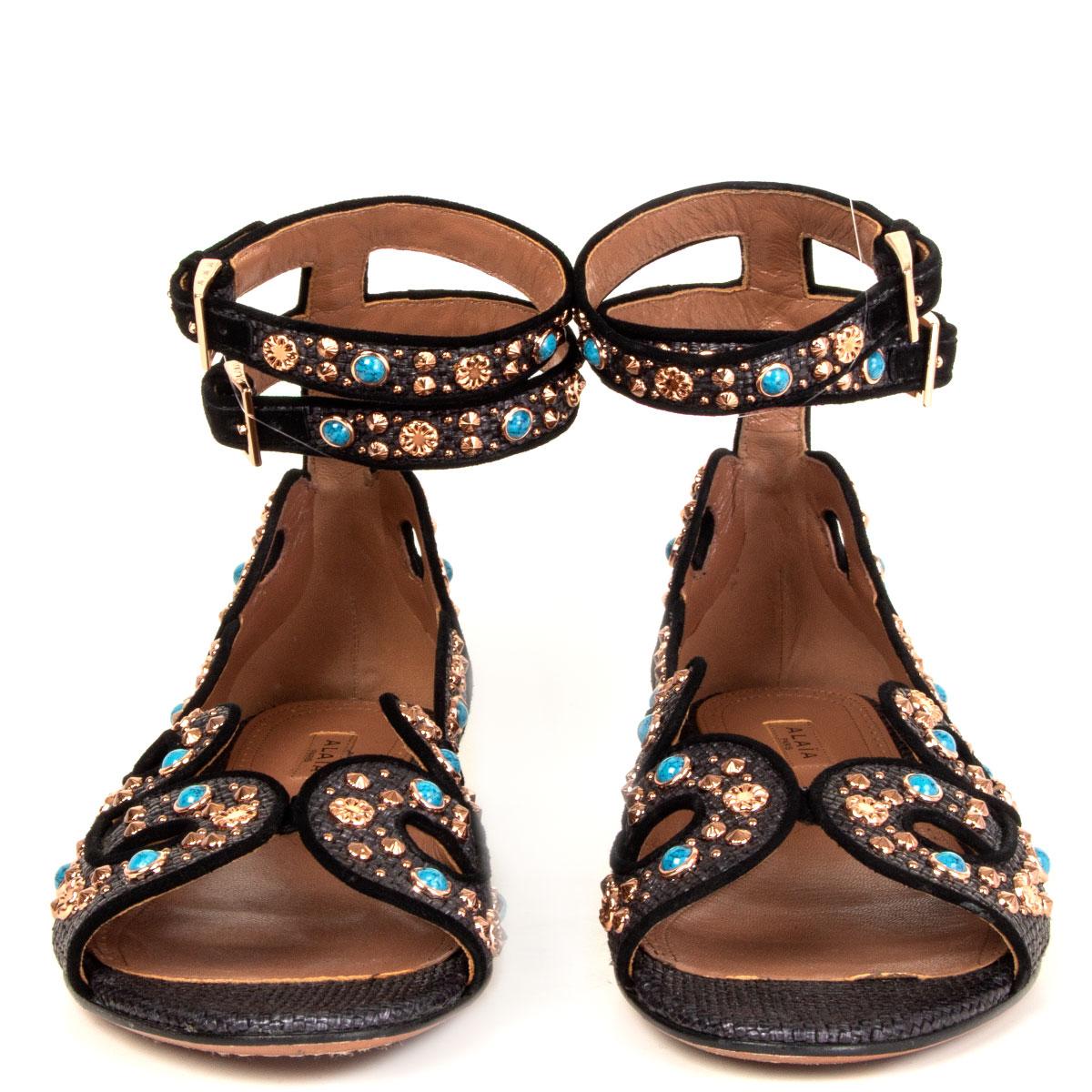 Bailarinas tobilleras Alaïa 100% auténticas, de rafia negra con forro de piel tostada, adornadas con tachuelas metálicas de oro rosa y piedras redondas de color turquesa. Se han usado una vez y están en excelentes condiciones. Viene con bolsa para