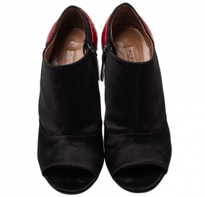 Alaia Black/Red Satin And Croc Embossed Leather Ankle Boots Size 39 In Good Condition For Sale In Dubai, Al Qouz 2