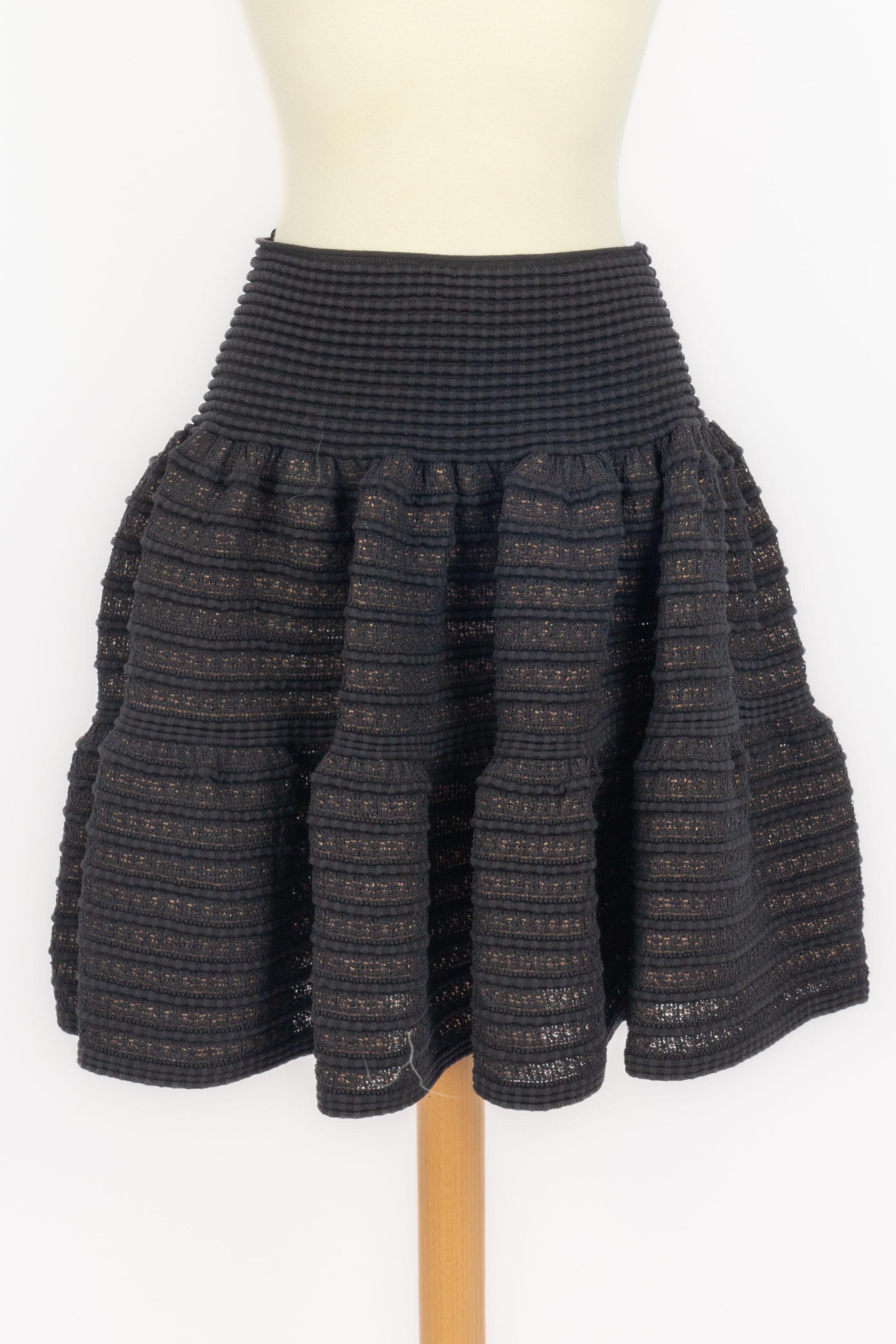 ALAÏA - (Made in Italy) Schwarzer Stretch-Rock aus einer Mischung aus Baumwolle und Wolle. Größe 40FR angegeben.

Bedingung:
Sehr guter Zustand

Abmessungen:
Taille: 32 cm - Länge: 50 cm

SKU:FJ150