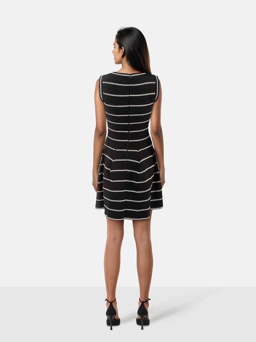CONDIT ist sehr gut. Das Kleid weist nur minimale Gebrauchsspuren auf. Minimale Abnutzungserscheinungen am vorderen Saum, wo eine Rupfung am Gewebe sichtbar ist, sind bei diesem gebrauchten Alaïa-Designer-Wiederverkaufsartikel vorhanden.
 

 

 

