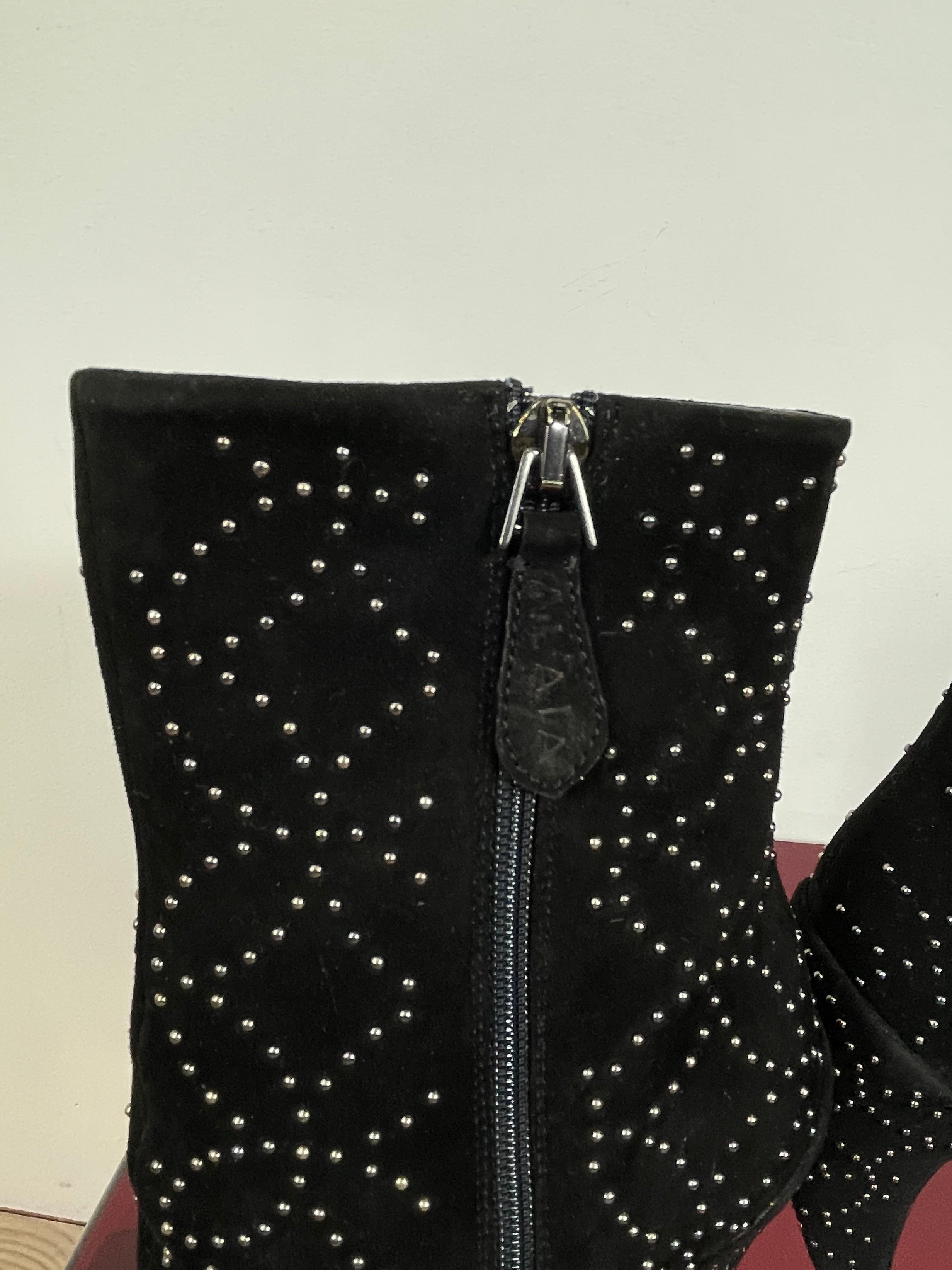 Alaia Stiefeletten aus schwarzem Wildleder (Schwarz) im Angebot