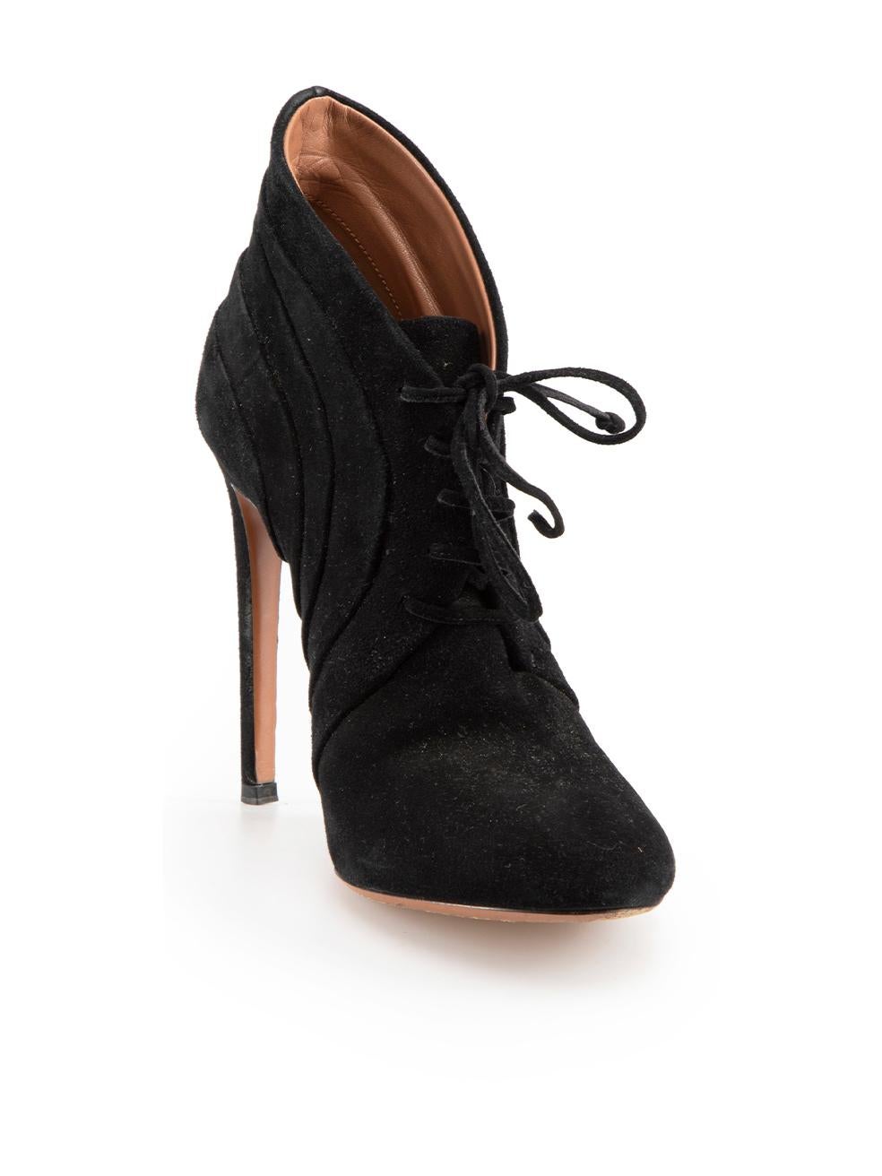 CONDITION is Very good. Minimal wear to shoes is evident. Minimal wear to both heels and the left shoe tow with abrasion marks to the suede on this used Alaia designer resale item.

Details
Black
Suede
Ankle boots
Almond toe
High heel
Lace up
