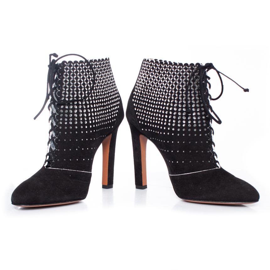 Alaia, Black suede laser-cut lace-up boots. The item is new - unworn.

• CONDITION: new - unworn 

• SIZE: 39

• INSOLE MEASUREMENTS: 25.5 cm

• HEEL MEASUREMENTS: 11.5 cm PLATFORM: 1 cm

• SHAFT HEIGHT: 9.5 cm WIDTH TOP: 13 cm

• FABRIC: suede

•