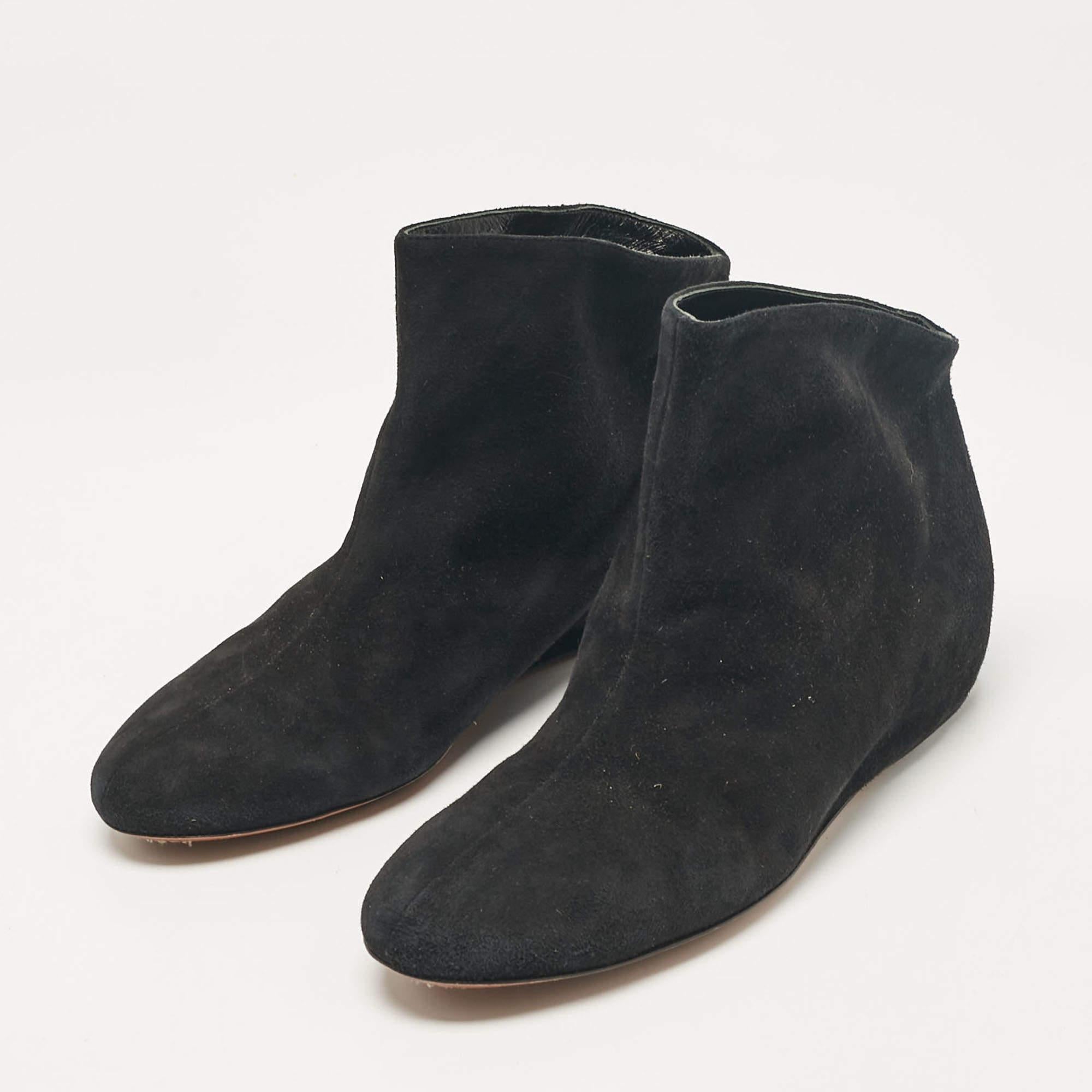 Les bottes sont un élément essentiel de votre garde-robe et ces bottes fabriquées dans des matériaux de qualité supérieure sont un excellent choix. Offrant le meilleur du confort et du style, cette paire à la semelle robuste sera parfaite avec un