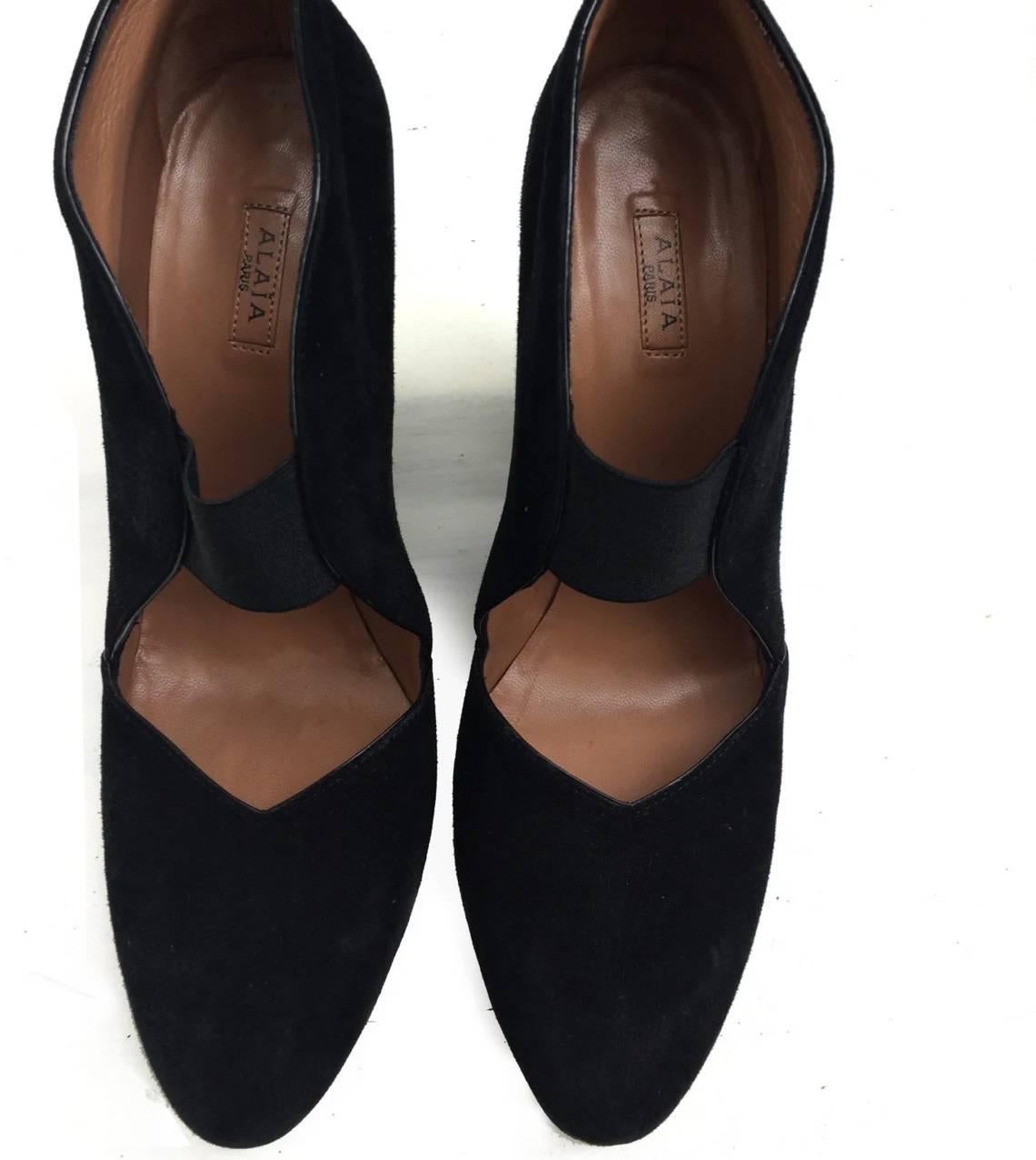  ALAIA Schwarz Wildleder Pumps Schuhe
Vintage, in sehr gutem Zustand
Höhe der Absätze: 11 cm
Größe: 38 Italienisch - 4 UK - 8 US