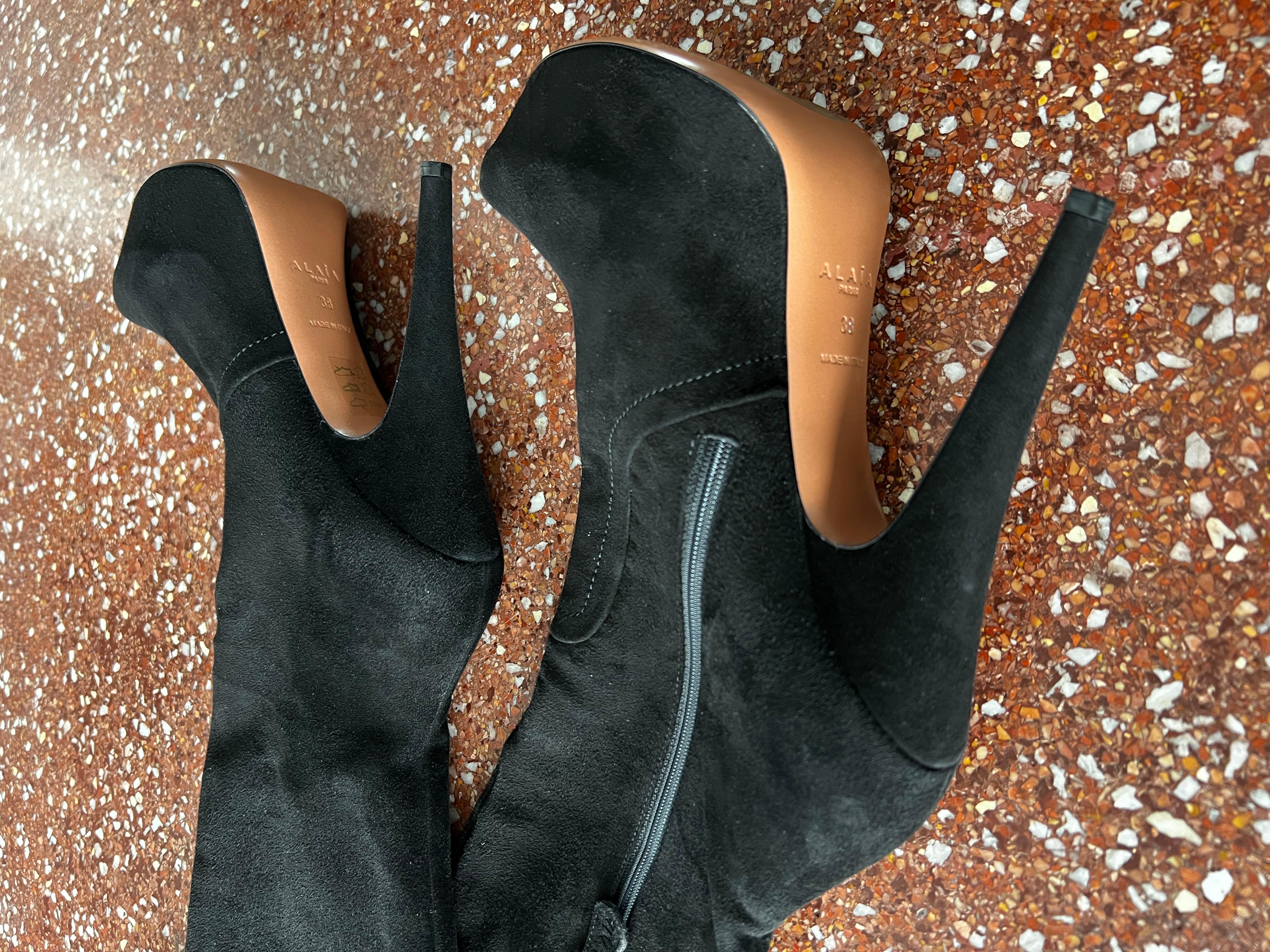 Alaia Botas de ante negras con plataforma hasta el muslo Negro en venta