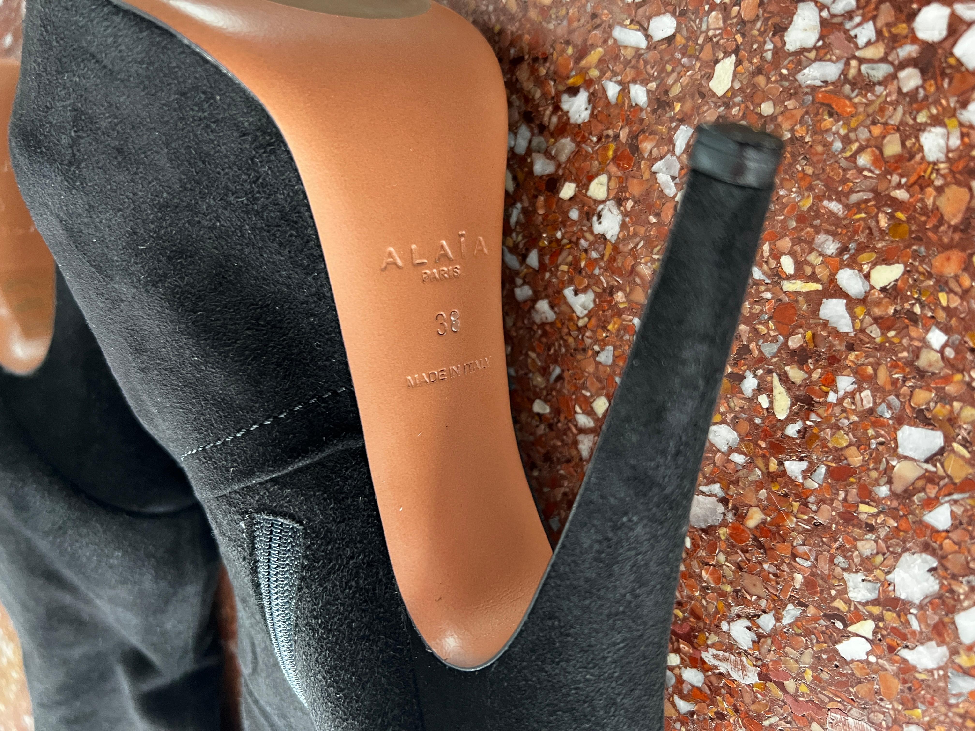 Alaia Botas de ante negras con plataforma hasta el muslo en Excelente estado para la venta en Los Angeles, CA