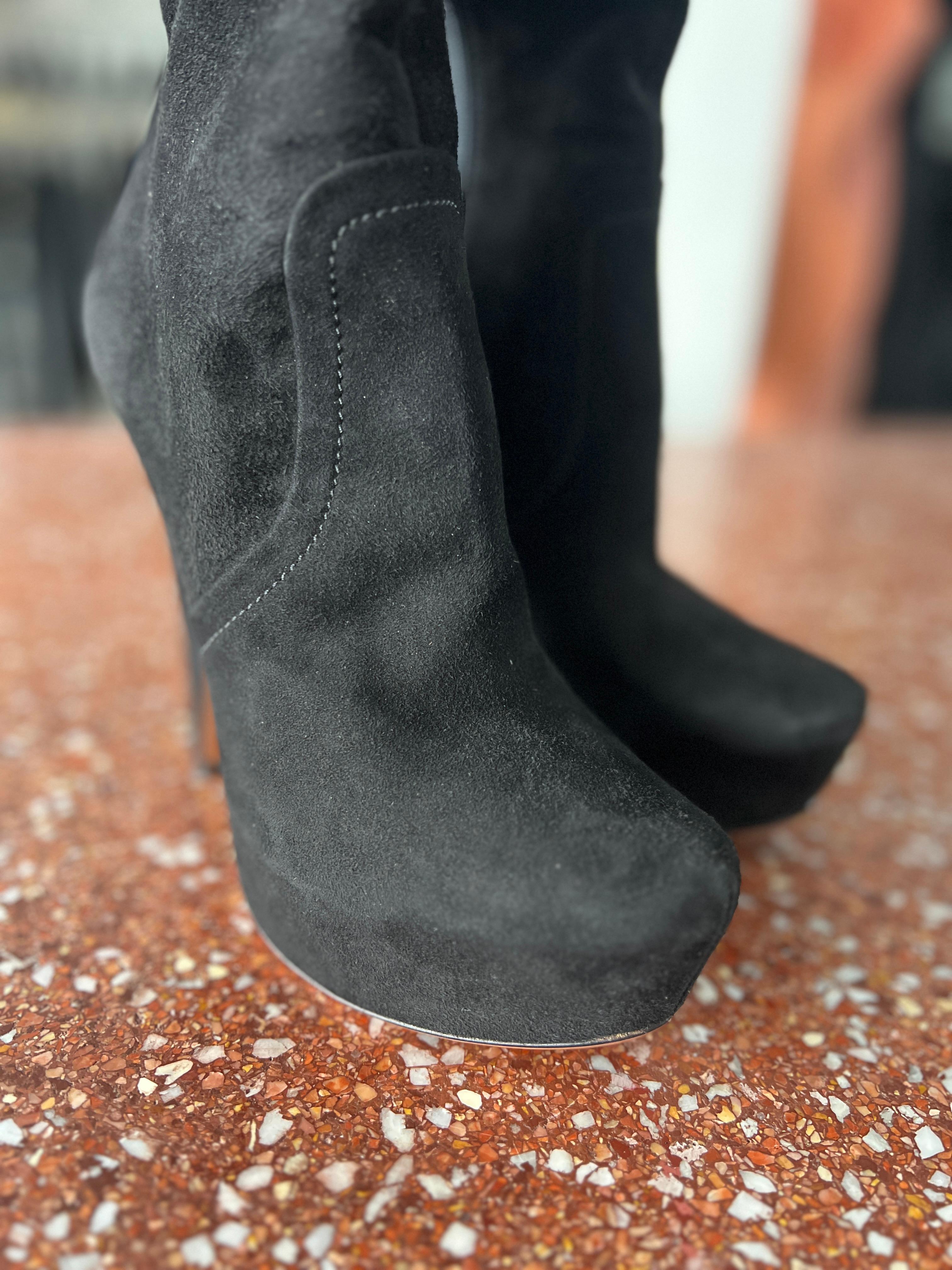De las mujeres Alaia Botas de ante negras con plataforma hasta el muslo en venta
