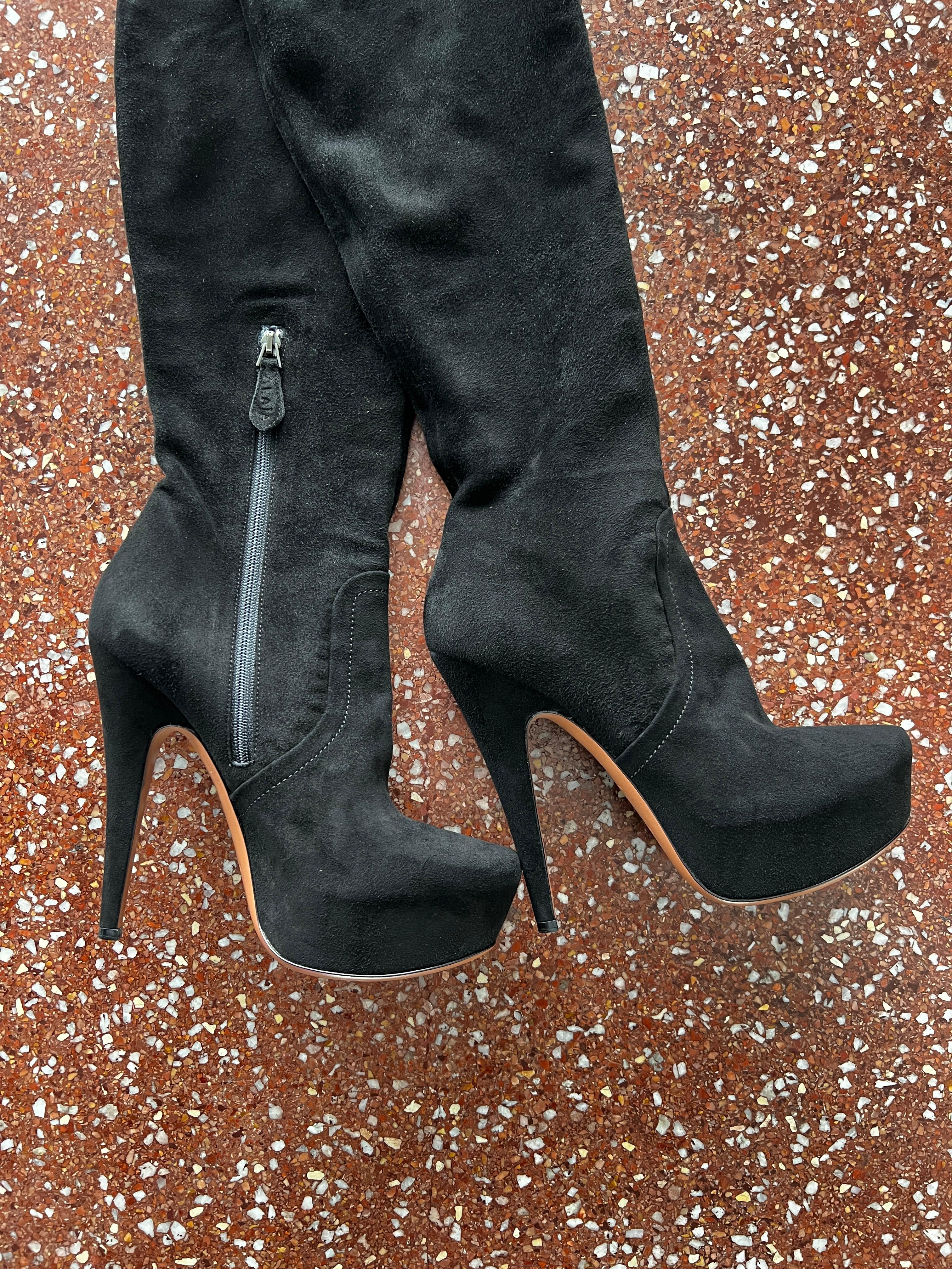 Alaia Botas de ante negras con plataforma hasta el muslo en venta 2
