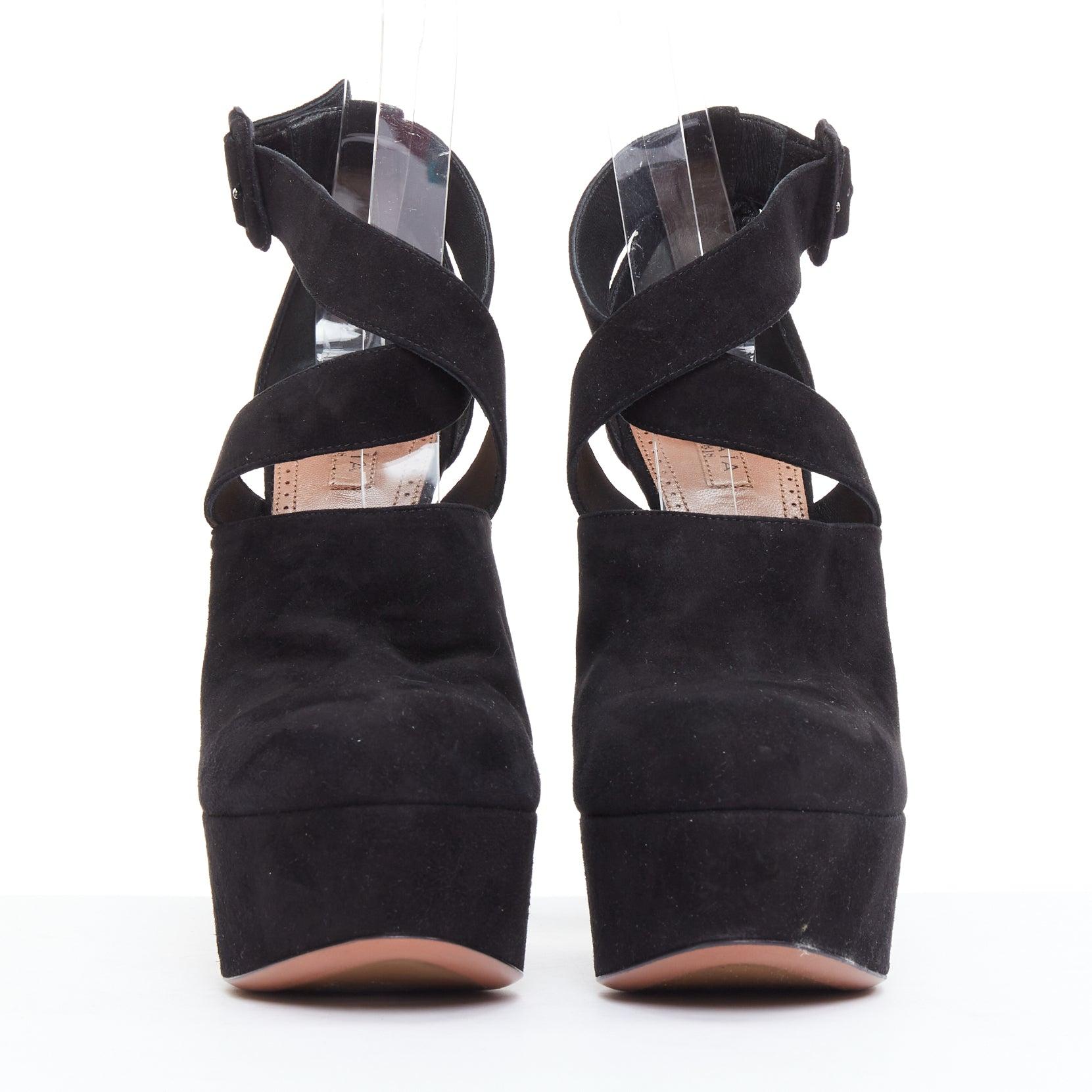 Noir ALAIA en daim noir avec bride enveloppante, talons hauts à plateforme EU38 en vente