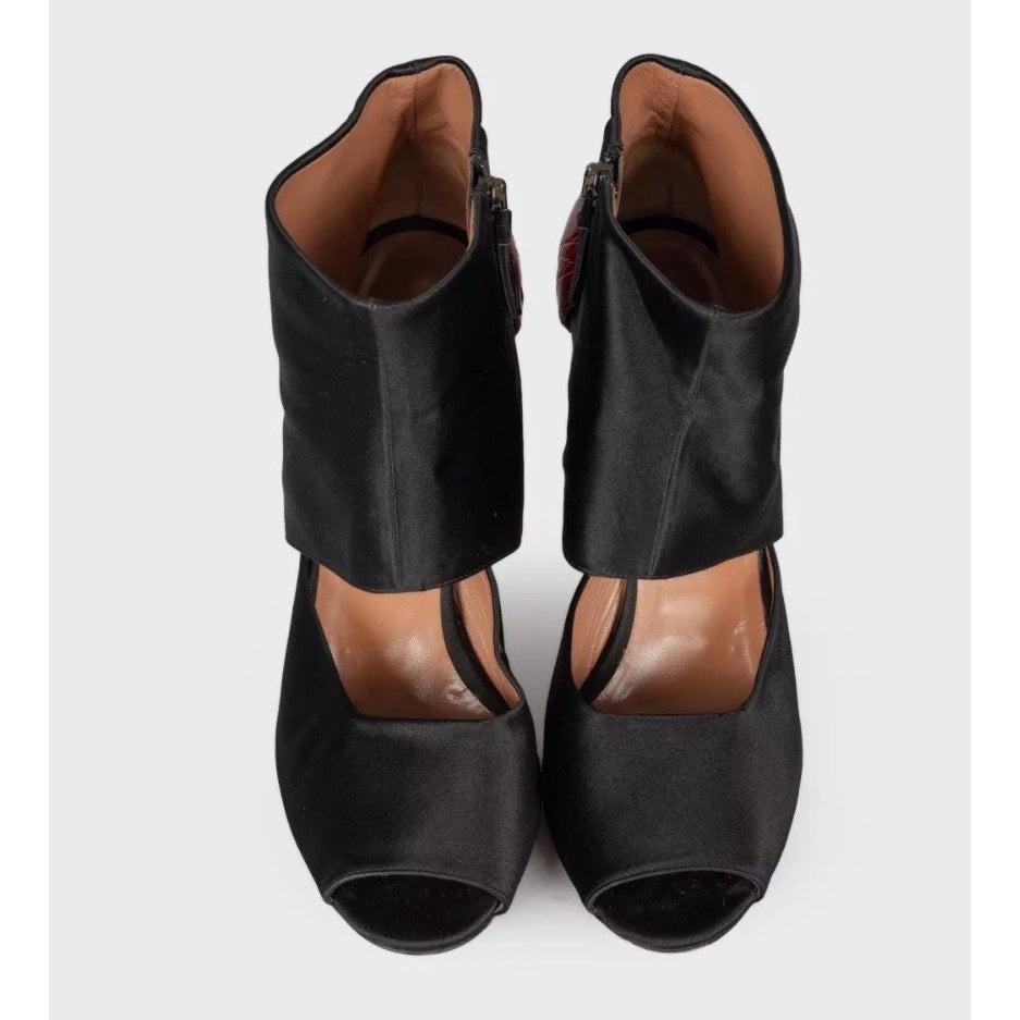 Sortez en beauté avec ces chics talons aiguilles Alaïa. Confectionnées en textile noir, ces chaussures présentent une silhouette élégante et sculpturale qui ne manquera pas de faire tourner les têtes.

Taille : 40 (taille réelle).

Matière : Tige en