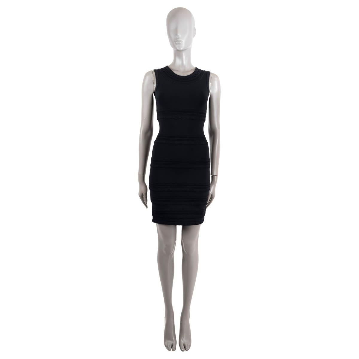 100% authentique Robe bodycon à rayures et ornements Alaïa en viscose (75%), polyester (15%) et polyamide (5%). S'ouvre par une fermeture à glissière dissimulée au dos. Non doublé. A été porté et est en excellent état.

Mesures
Taille de