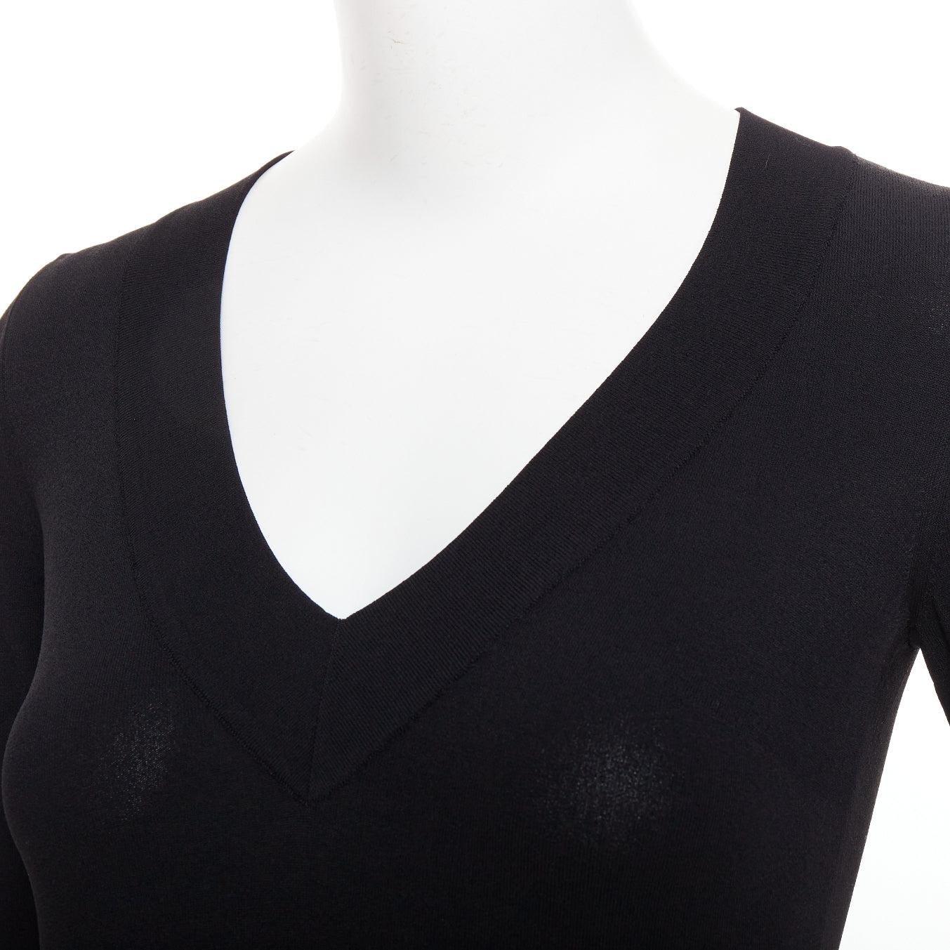 S.I.V.A. nero in misto viscosa con scollo a V, t-shirt e body top FR36 S.
Riferimento: SNKO/A00564
Marchio: Alaia
Materiale: Viscosa, misto
Colore: nero
Modello: Tinta unita
Chiusura: bottoni a pressione
Dettagli extra: Bottoni a pressione sul