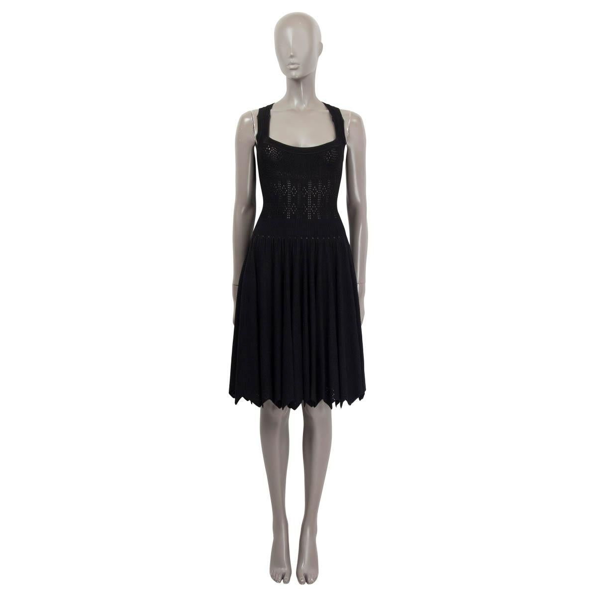 100% authentique Alaïa Robe évasée sans manches en viscose (85%), polyester (10%) et polyamide (5%). Encolure carrée et ourlet festonné. S'ouvre par une fermeture à glissière au dos. A été porté et est en excellent état. 

Mesures
Taille de