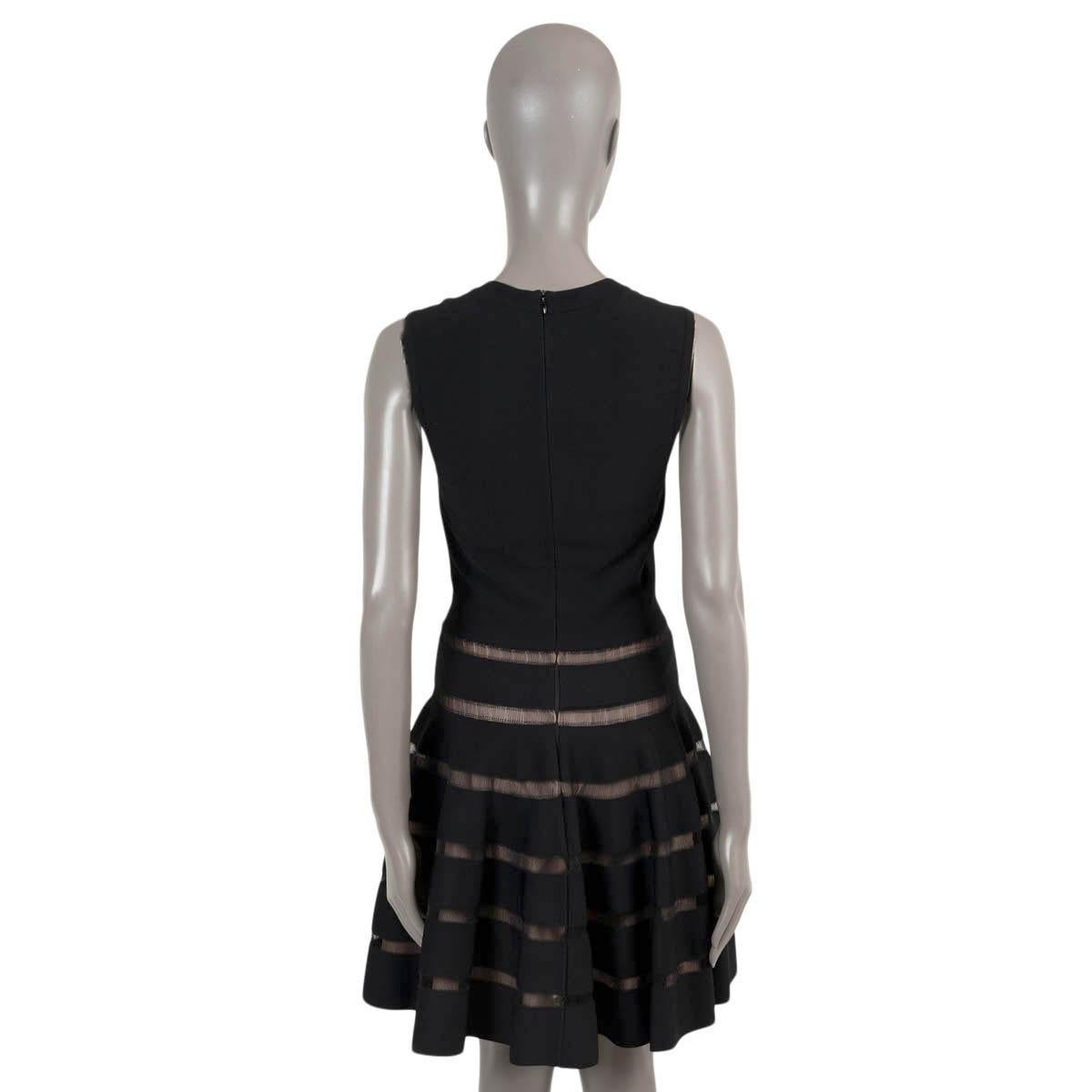 Noir Alaïa - Robe en maille stretch à manches longues en viscose noire, 40 M en vente
