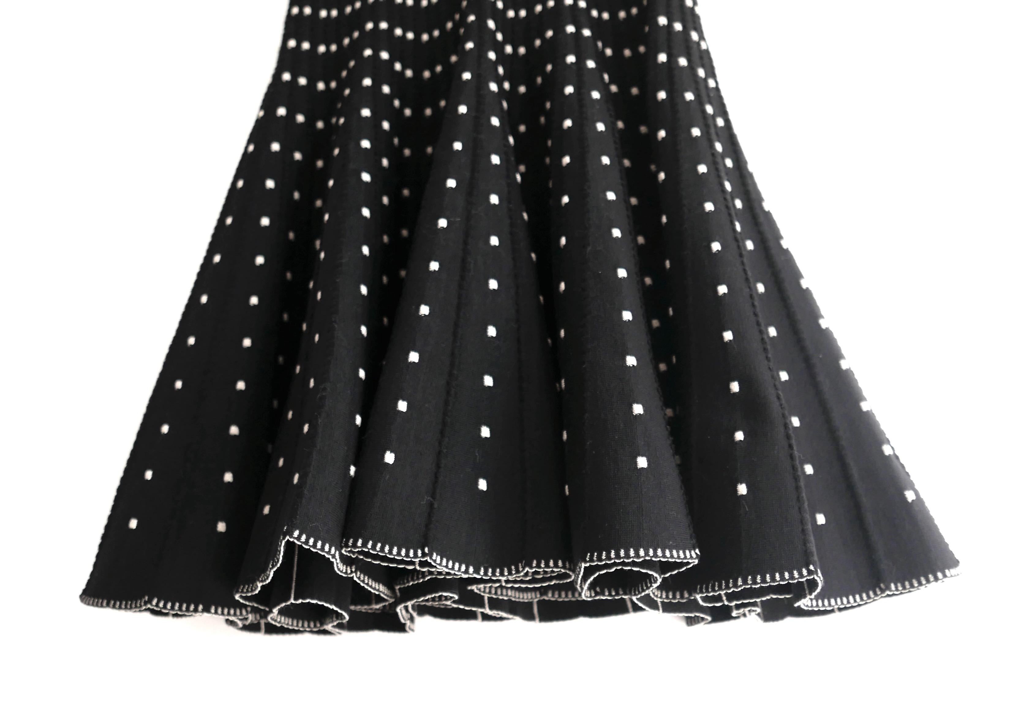 Robe patineuse Icone et très flatteuse d'Alaia - achetée pour £2500 et jamais portée. Sans doute l'une des silhouettes les plus emblématiques du créateur, cette superbe robe est confectionnée dans une maille épaisse et lisse en