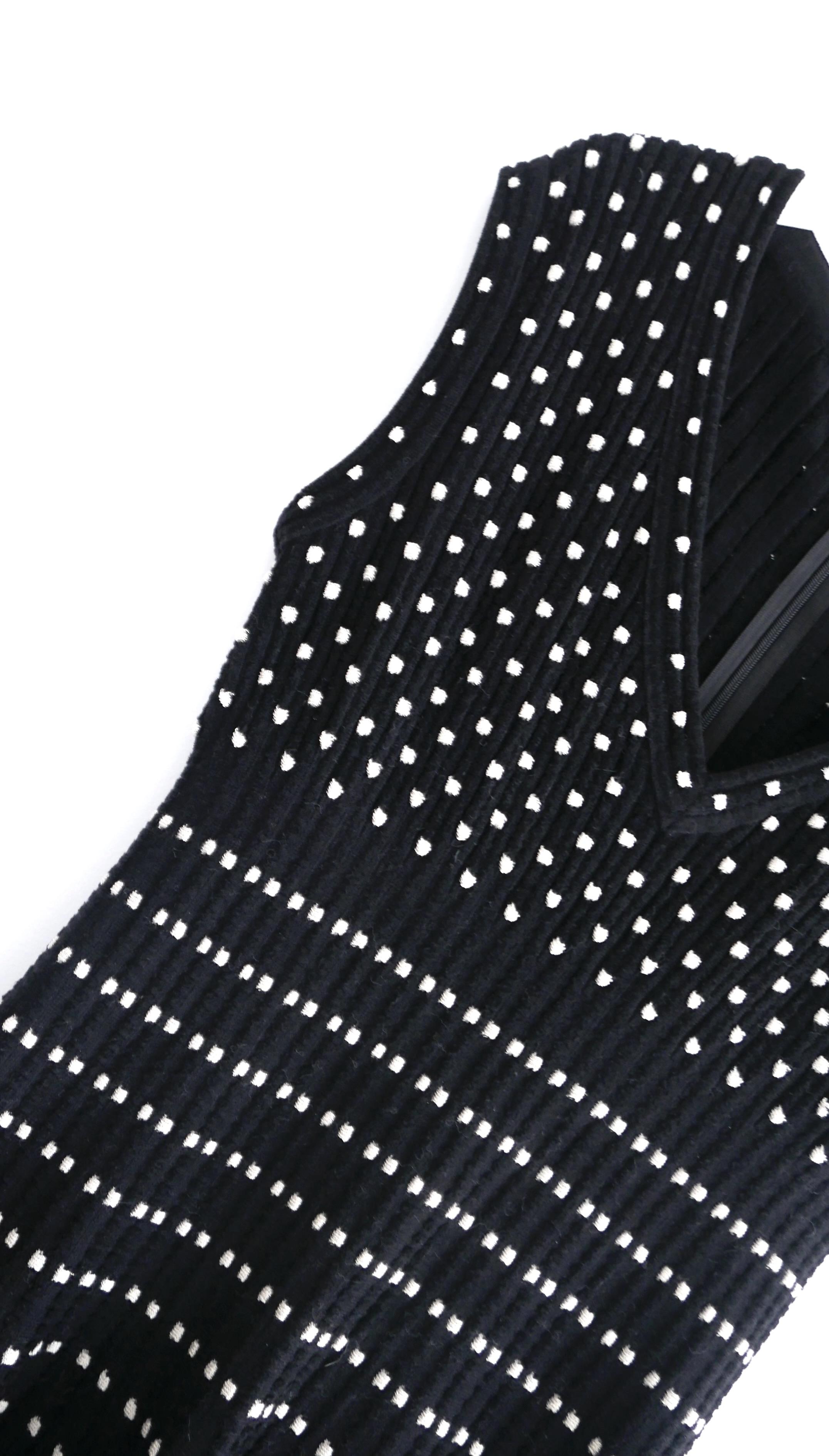 Noir Alaia - Robe patineuse en tricot noir et blanc en vente