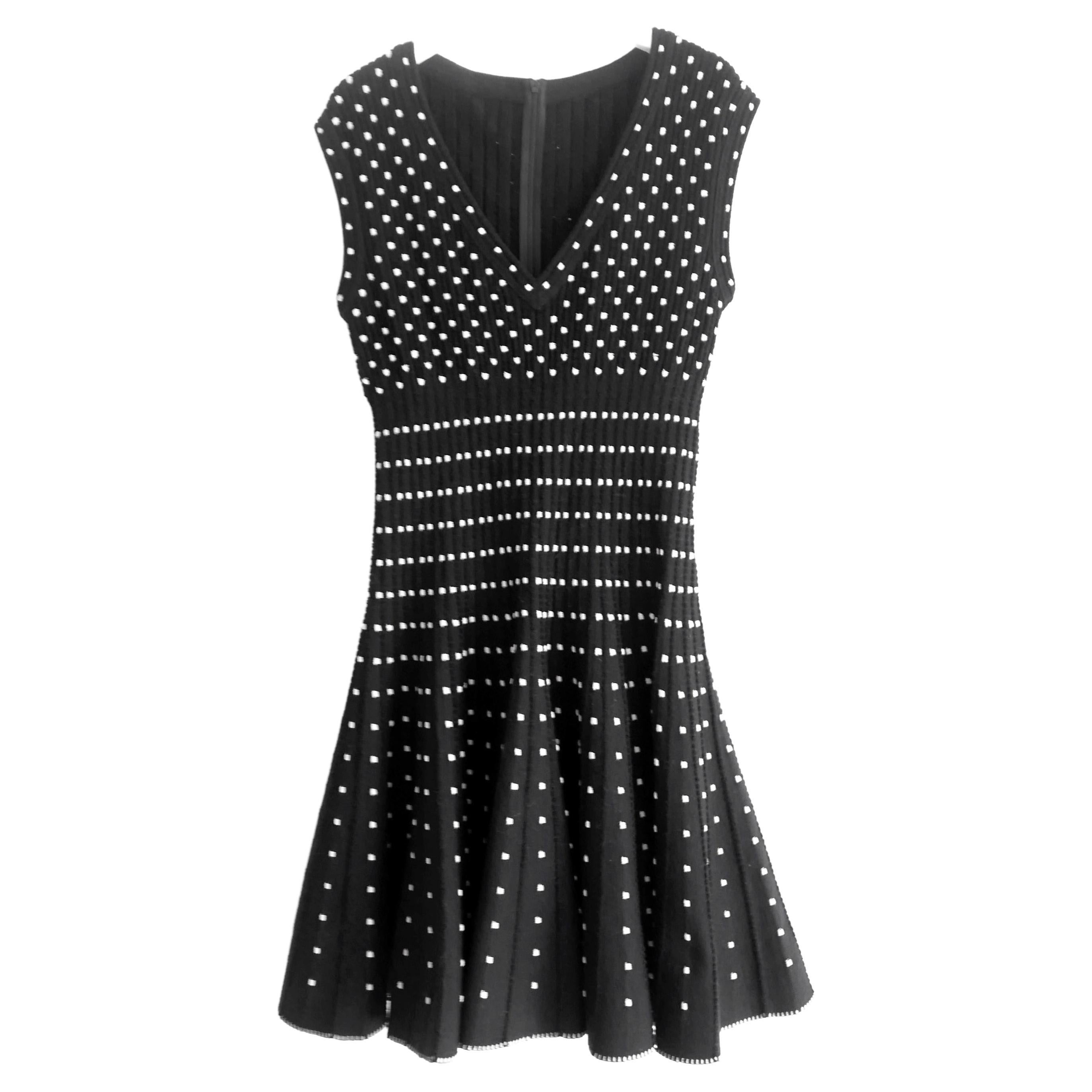 Vestido Skater de Punto Blanco y Negro Alaia