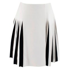 Alaia Noir & Mini jupe portefeuille en maille plissée blanche - Taille US 8