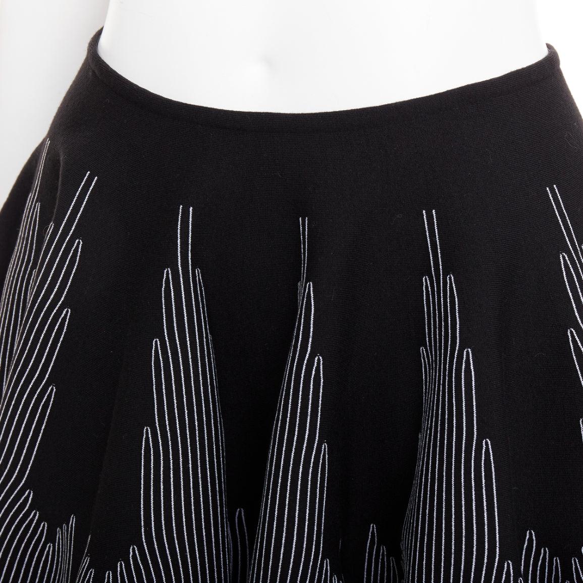 ALAIA noir blanc laine mélangée surpiqué jupe évasée taille haute FR38 M
Référence : SNKO/A00581
Marque : Alaia
Designer : Azzedine Alaia
MATERIAL : Laine, mélange
Couleur : Noir, Whiting
Motif : Solide
Fermeture : Zip
Détails supplémentaires :