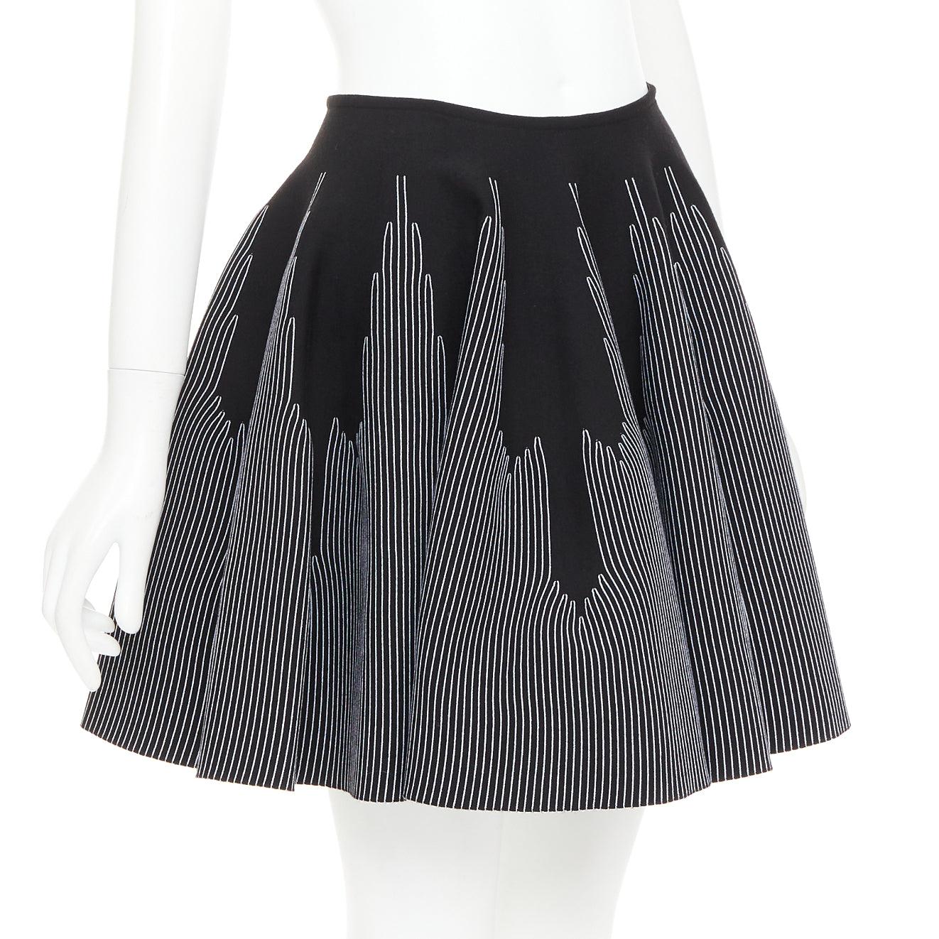 Noir ALAIA noir blanc laine mélangée surpiqué jupe évasée taille haute FR38 M en vente