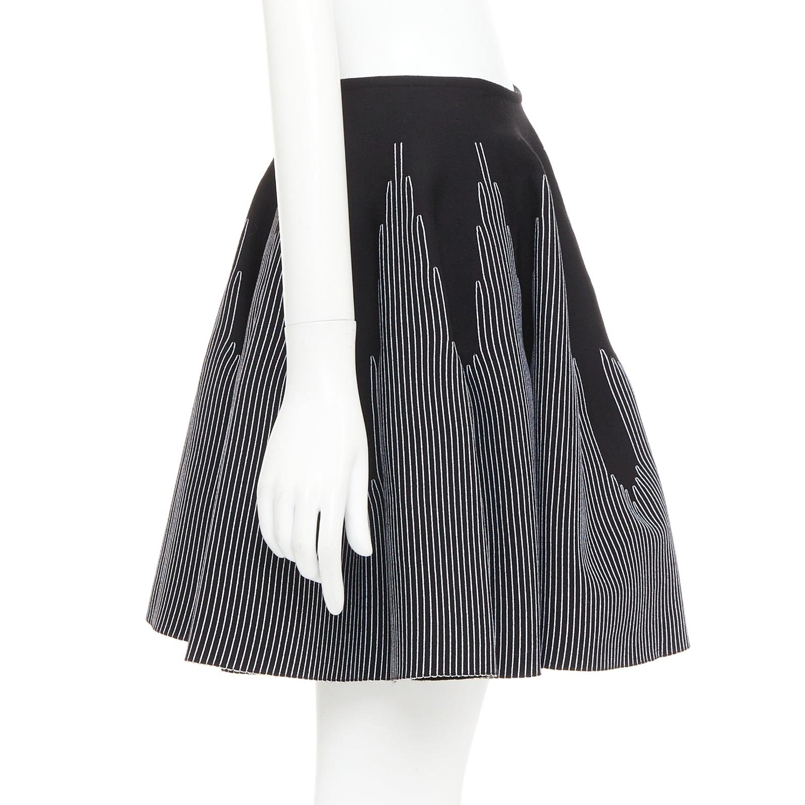 ALAIA noir blanc laine mélangée surpiqué jupe évas�ée taille haute FR38 M Excellent état - En vente à Hong Kong, NT