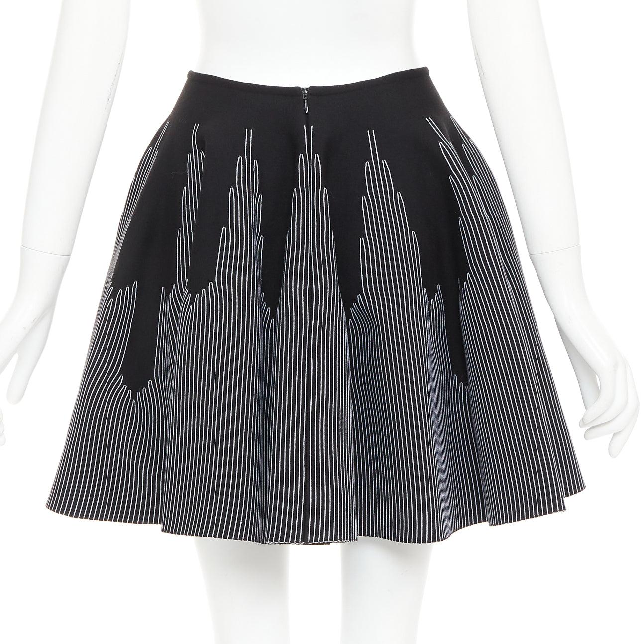 ALAIA noir blanc laine mélangée surpiqué jupe évasée taille haute FR38 M Pour femmes en vente